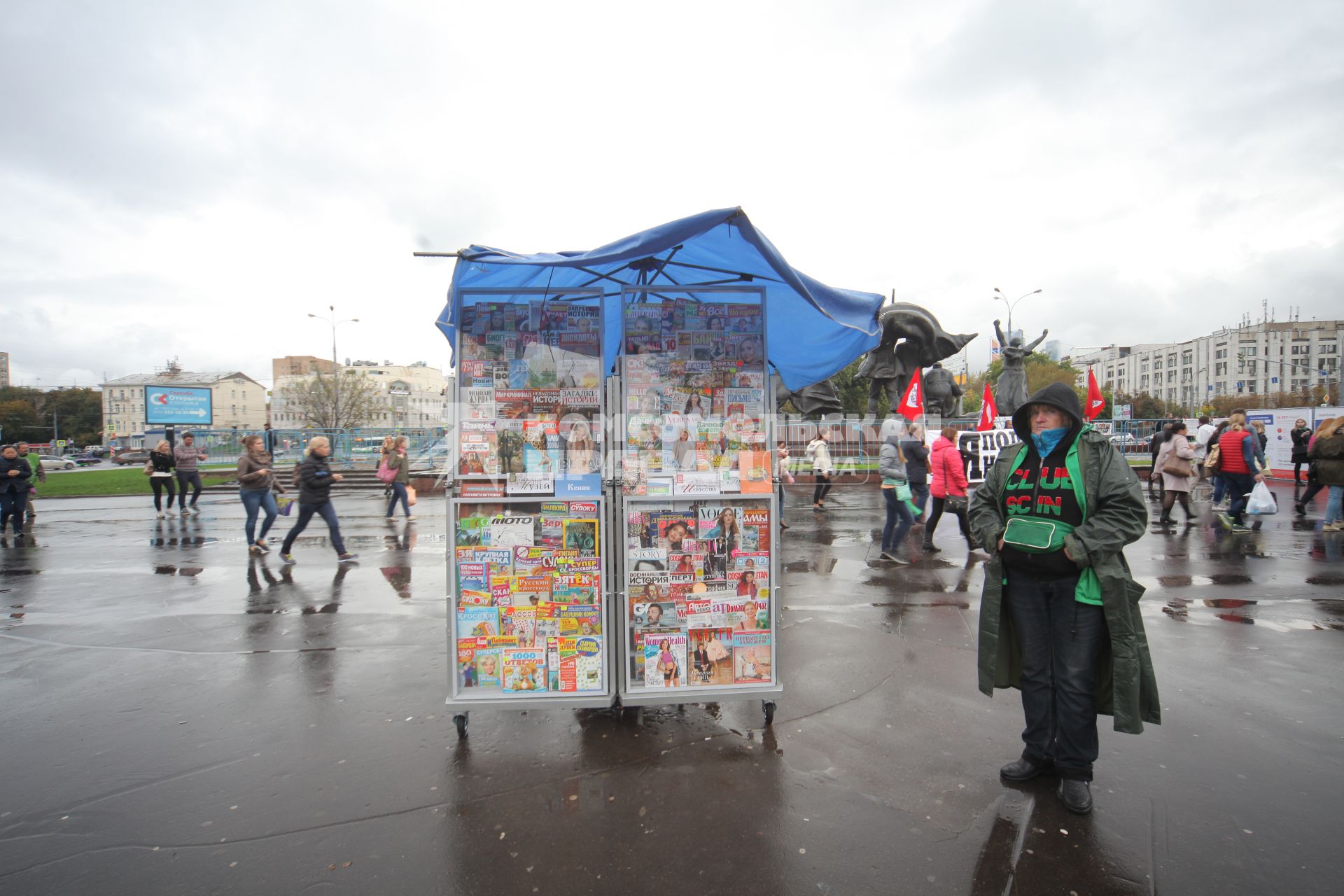 Москва.  Новые мобильные пресс-стенды появились на  улицах города в рамках работ по благоустройству столицы.