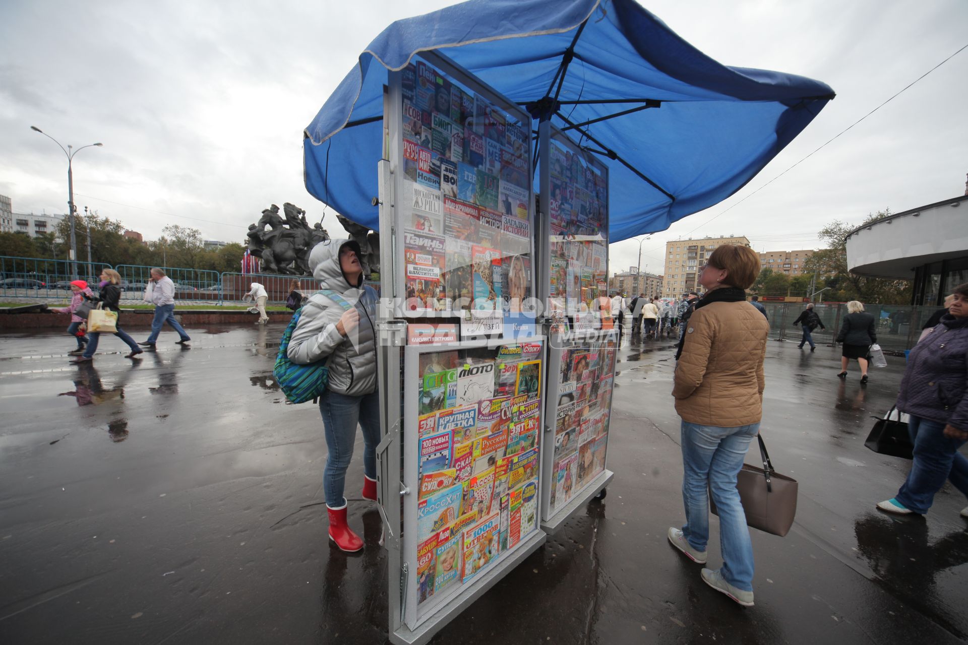 Москва.  Новые мобильные пресс-стенды появились на  улицах города в рамках работ по благоустройству столицы.