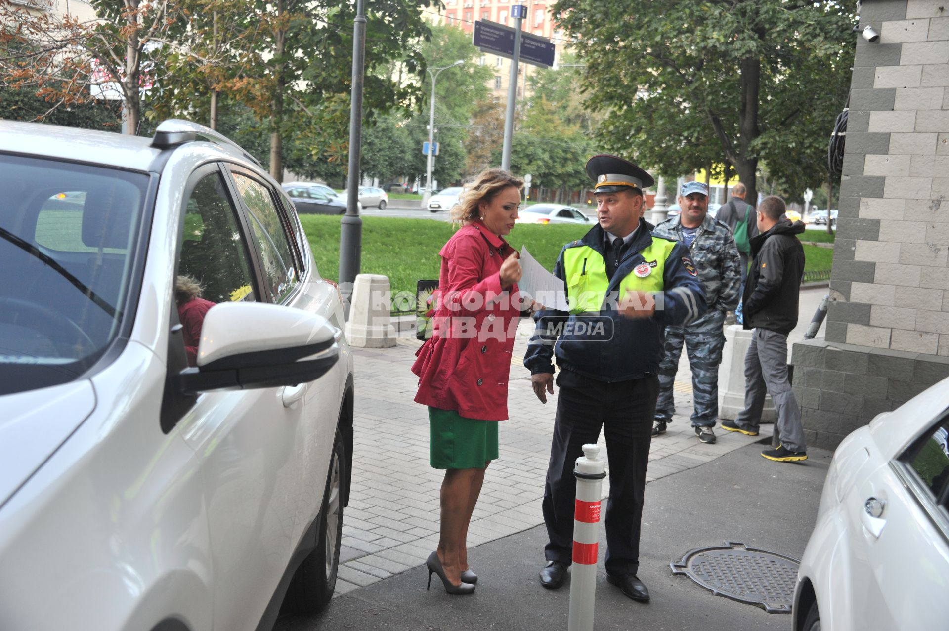 Москва. Актриса Алла Довлатова общается с сотрудником ГИБДД.