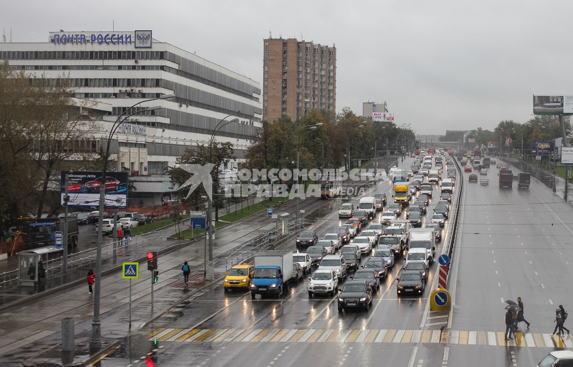 Москва.  Вид на Нагатинскую улицу  из окна электропоезда Московского центрального кольца.