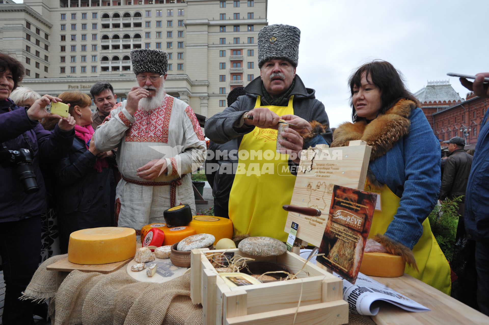 Москва.  Сыровары из Липецкой области представляют свою продукцию  во время `Сырных дней`, которые проходят в городе  в рамках фестиваля `Золотая осень`.