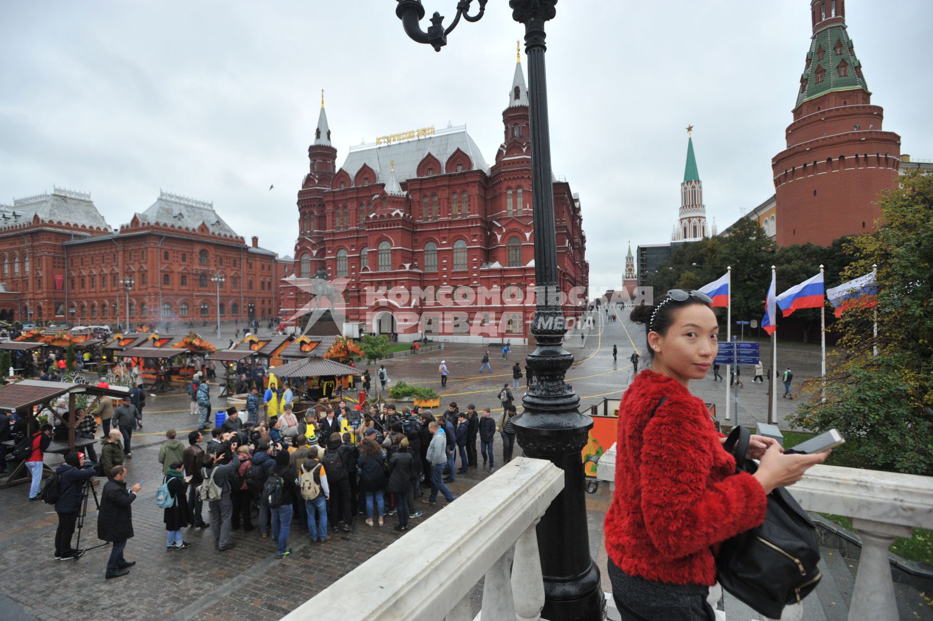 Москва.  Вид на Манежную площадь, где проходят`Сырные дни`  в рамках фестиваля `Золотая осень`.