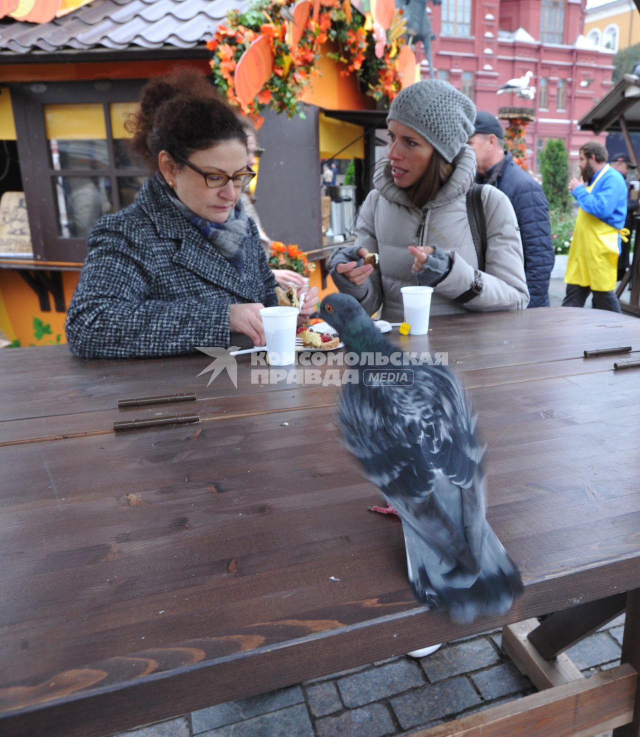 Москва.  Женщины на Манежной площади во время `Сырных дней`, которые проходят в рамках   фестиваля `Золотая осень`.