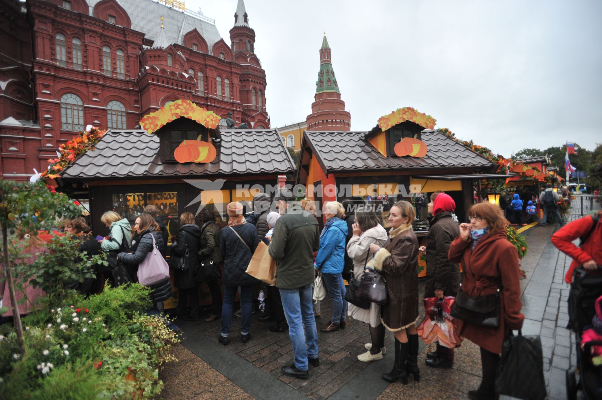 Москва.  Очередь за сыром на Манежной площади  во время `Сырных дней`, которые открылись в рамках фестиваля `Золотая осень`.