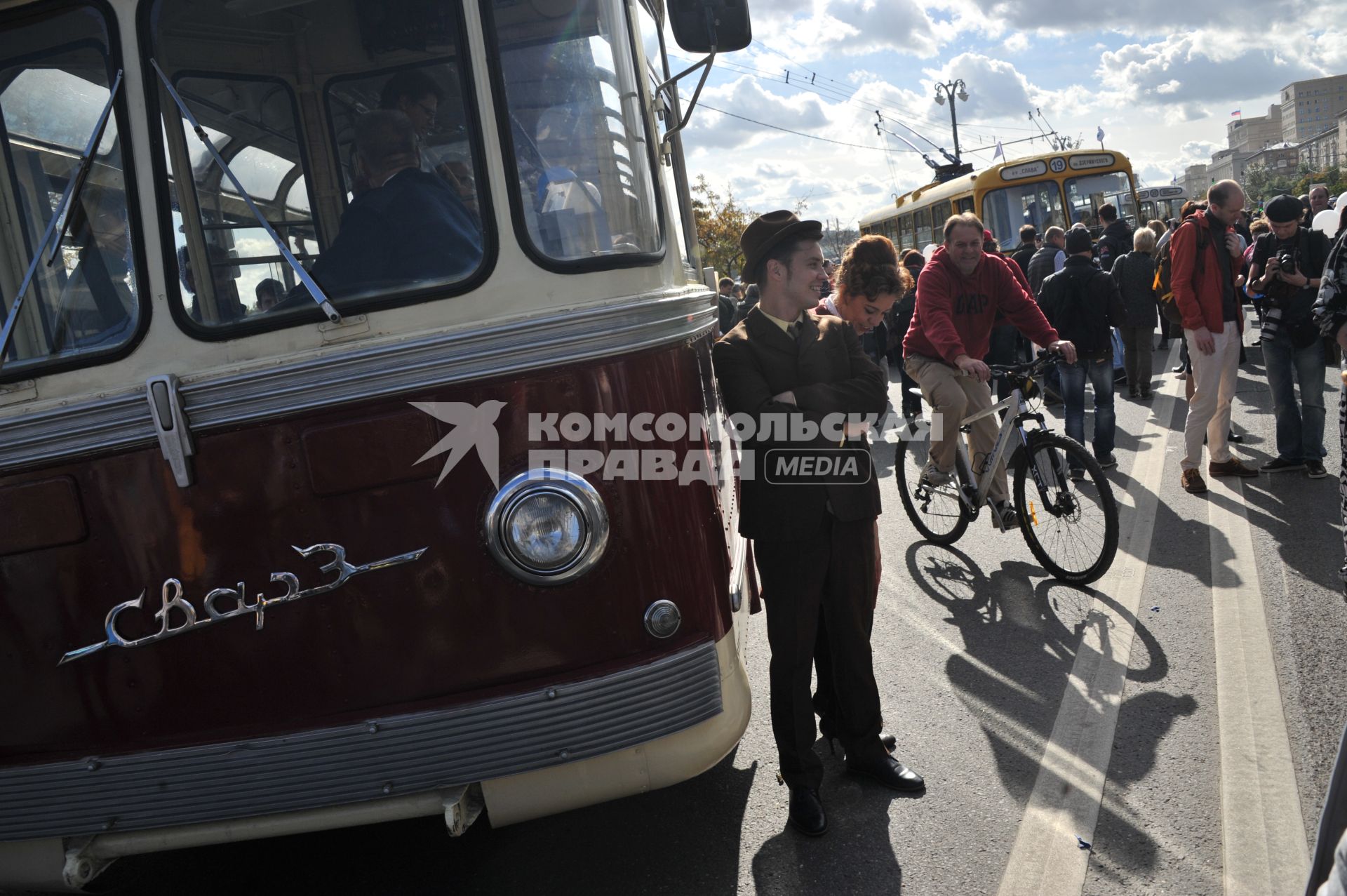 Москва.   Горожане на празднике московского троллейбуса после парада ретро-троллейбусов, посвященного 83-летию регулярного троллейбусного движения в столице, на Фрунзенской набережной.