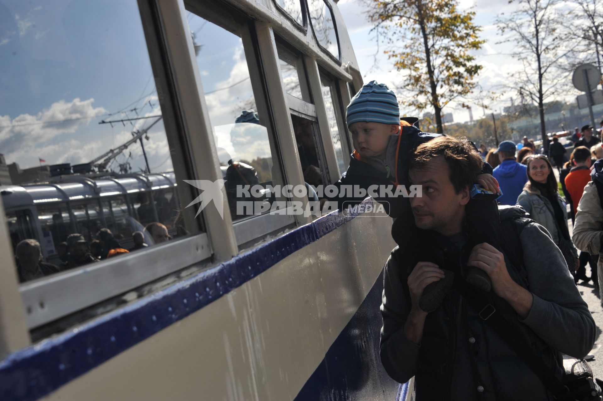 Москва.   Горожане на празднике московского троллейбуса после парада ретро-троллейбусов, посвященного 83-летию регулярного троллейбусного движения в столице, на Фрунзенской набережной.