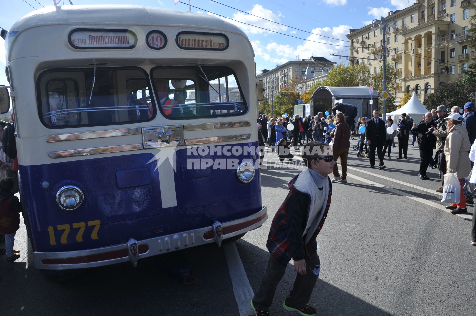 Москва.   Горожане на празднике московского троллейбуса после парада ретро-троллейбусов, посвященного 83-летию регулярного троллейбусного движения в столице, на Фрунзенской набережной.