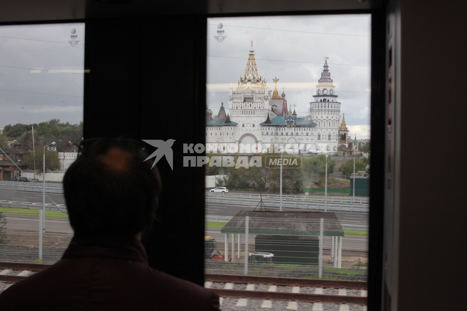 Москва. Вид на Измайловский Кремль из вагона поезда на Московском центральном кольце (МЦК).