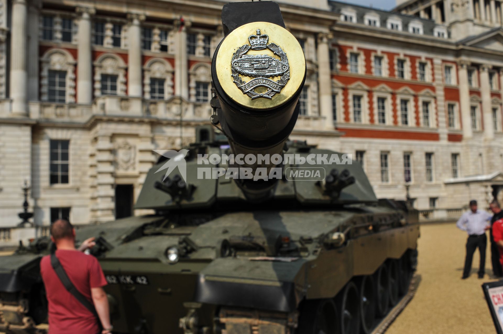 Лондон. Танк Challenger 2 установлен на Трафальгарской площади в канун 100-летия Битвы на Сомме.