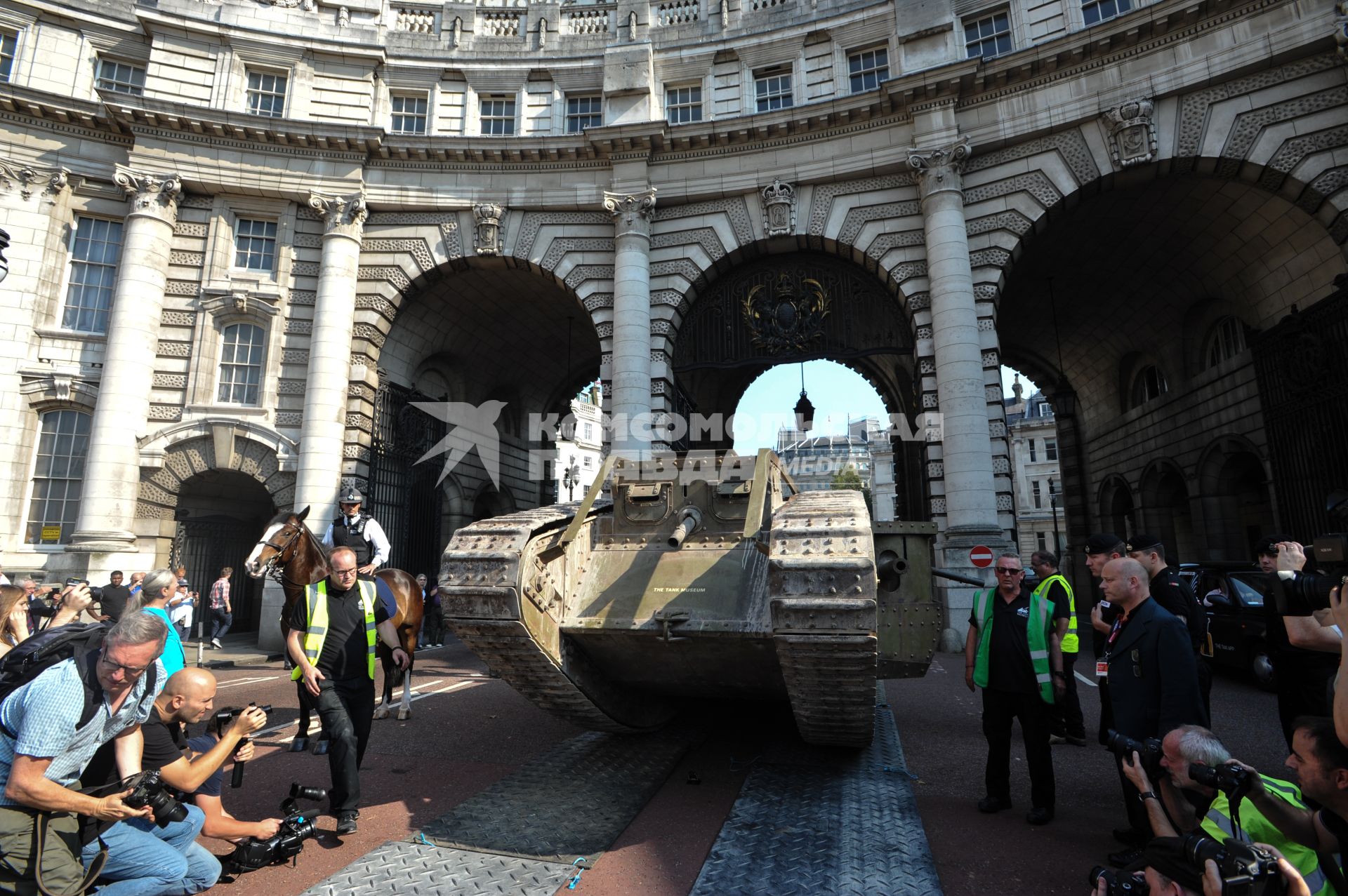 Лондон. Британский тяжелый танк времен Первой мировой войны Mark IV установлен на Трафальгарской площади в канун 100-летия Битвы на Сомме.