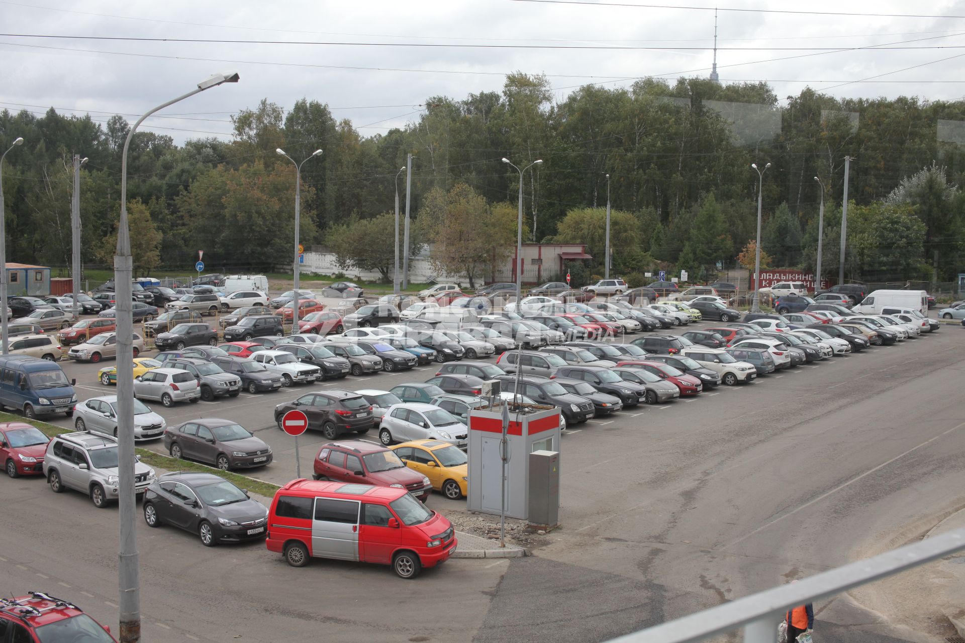 Москва. Парковка рядом со станцией метро `Владыкино`.