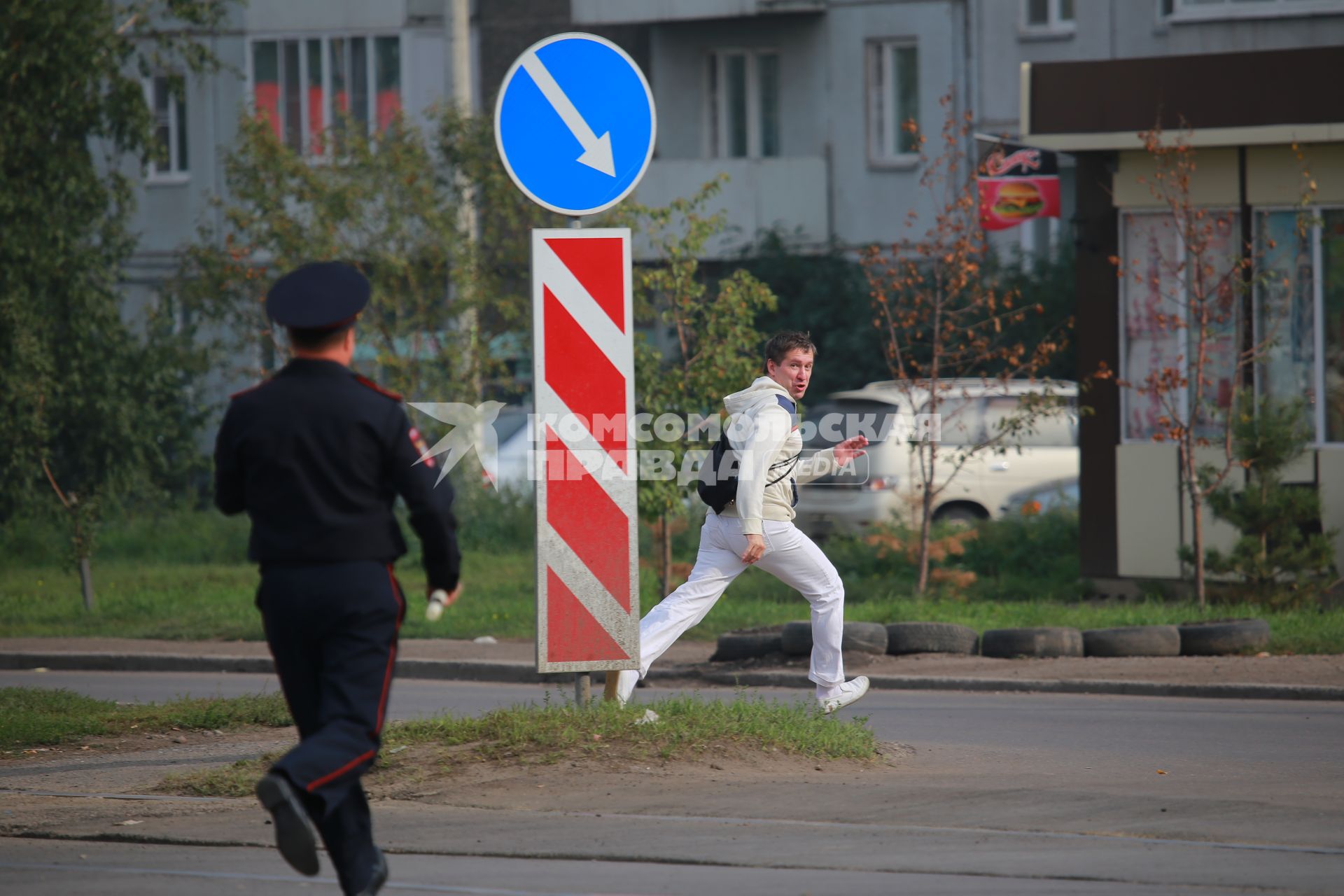 Красноярск. Молодой человек убегает от сотрудника ГИБДД.