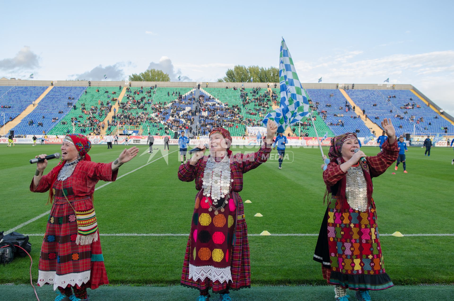 Самара. На стадионе `Металлург`перед  футбольным матчем Крылья Советов` - `ЦСКА`  фольклорный ансамбль из Удмуртии `Бурановские бабушки` представили новую песню к чемпионату мира по футболу 2018 `Оле-Ола`.