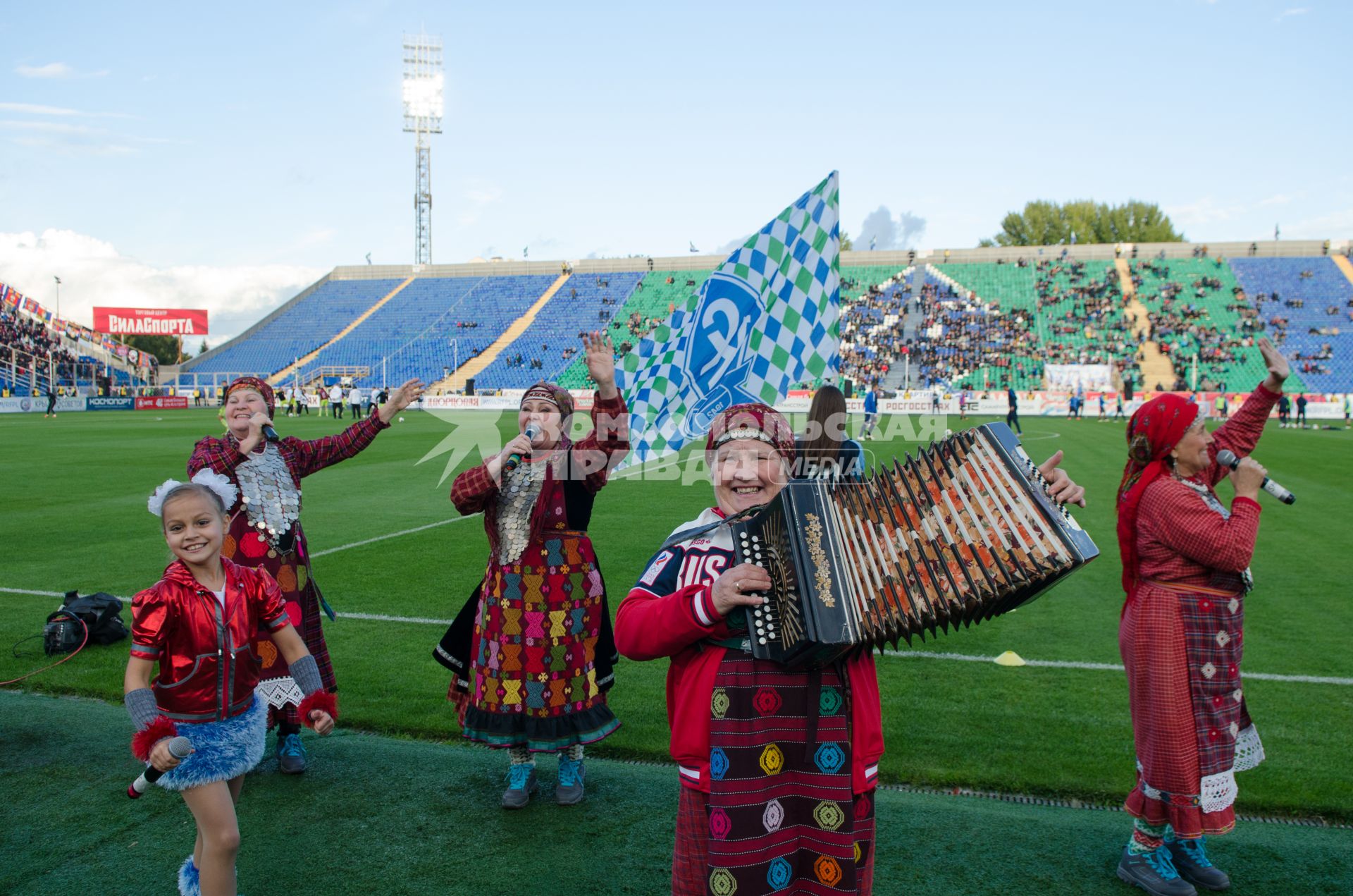 Самара. На стадионе `Металлург`перед  футбольным матчем Крылья Советов` - `ЦСКА`  фольклорный ансамбль из Удмуртии `Бурановские бабушки` представили новую песню к чемпионату мира по футболу 2018 `Оле-Ола`.