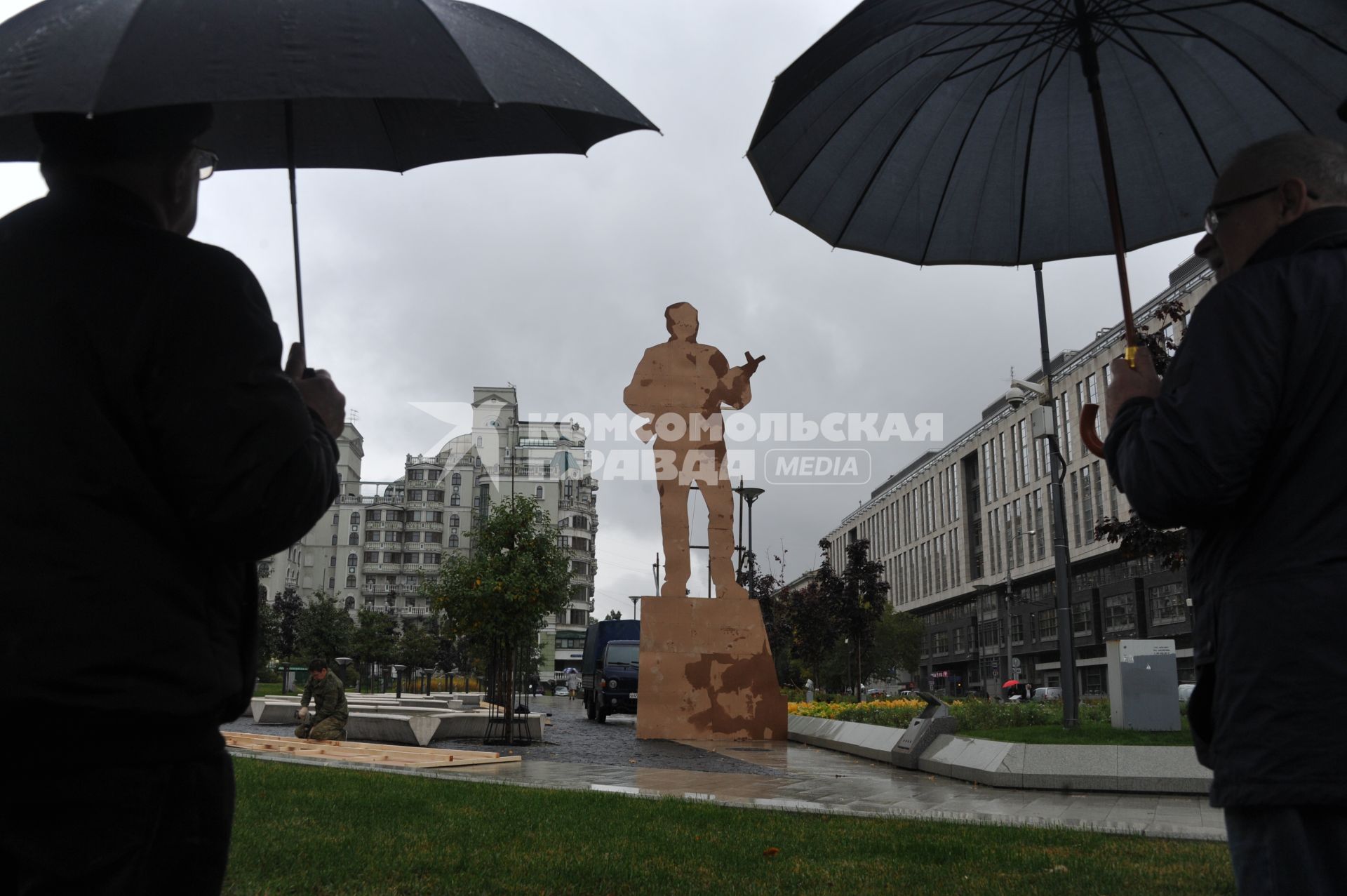 Москва. Силуэтный макет памятника Михаилу Калашникову, установленный  в `Оружейном сквере` на пересечении улицы Садовая-Каретная и улицы Краснопролетарская.