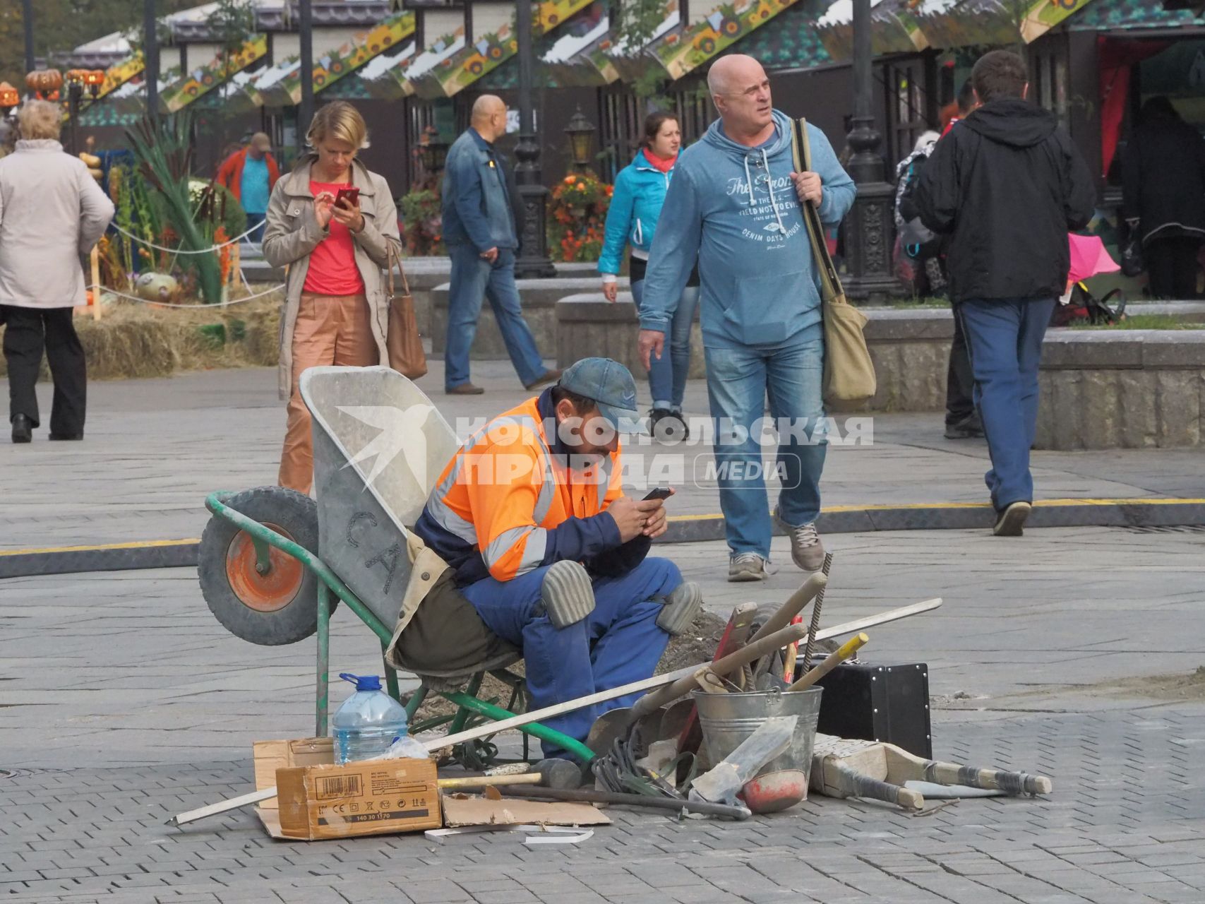 Москва. Рабочий отдыхает на улице, где проходит фестиваль `Золотая осень`.