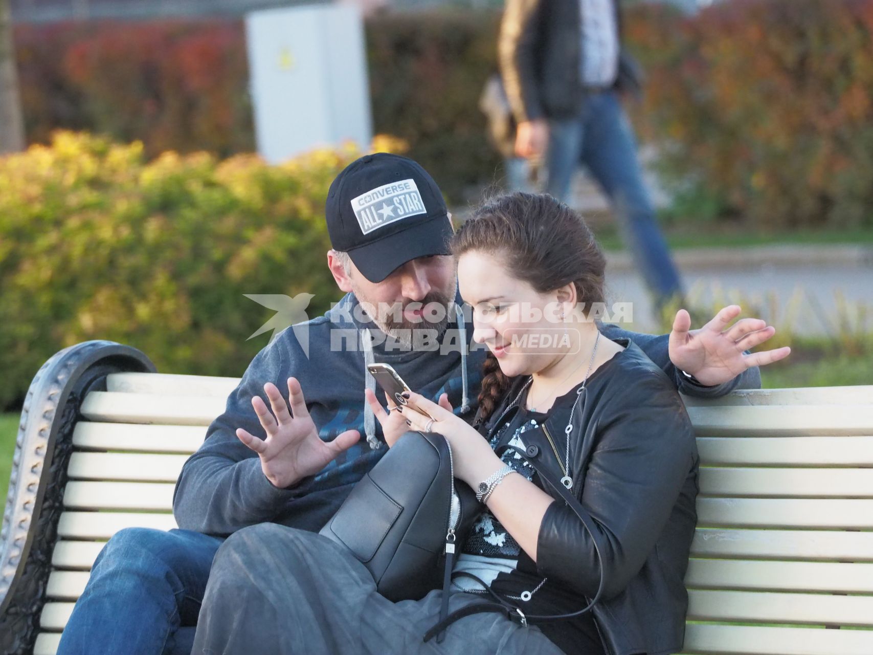 Москва. Молодой человек и девушка сидят на скамейке.