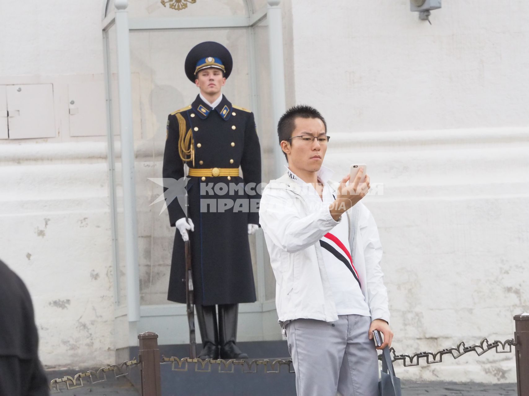 Москва. Иностранный турист делает селфи с солдатом роты почетного караула.