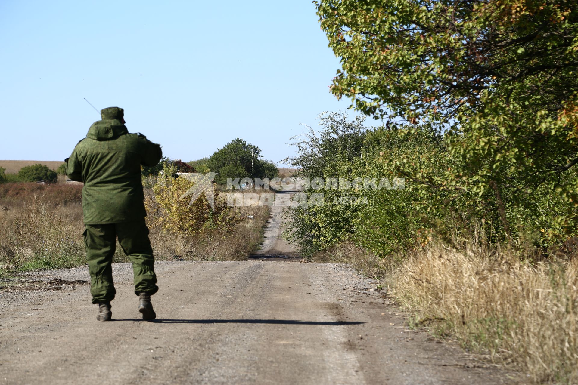 Украина. Донецкая область. Российские военные представители из СЦКК,  наблюдатели ОБСЕ на границе демилитаризованной зоны.