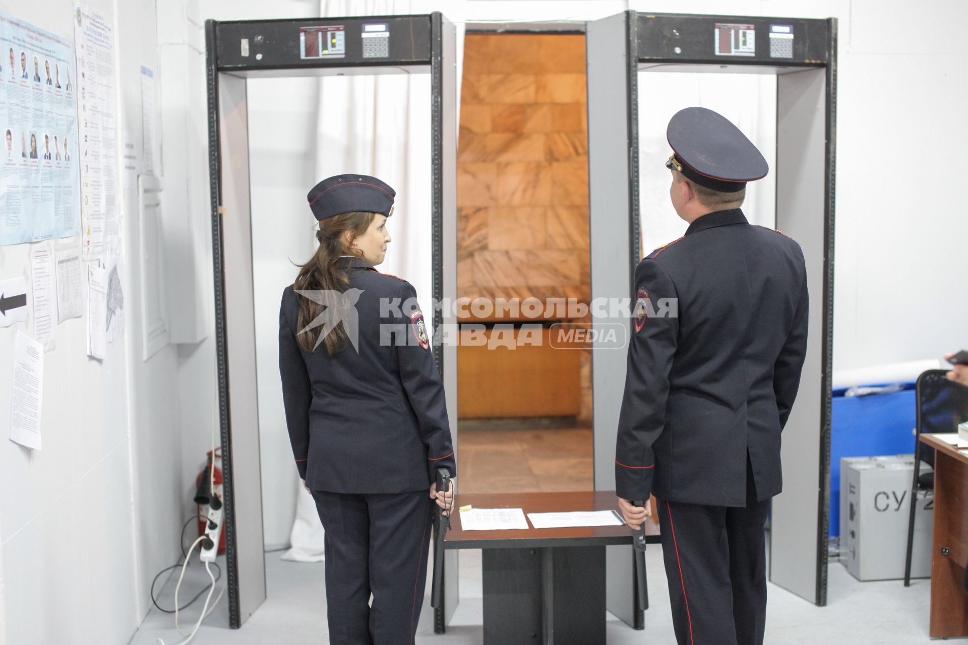 Москва. Полицейские на избирательном участке в единый день голосования.