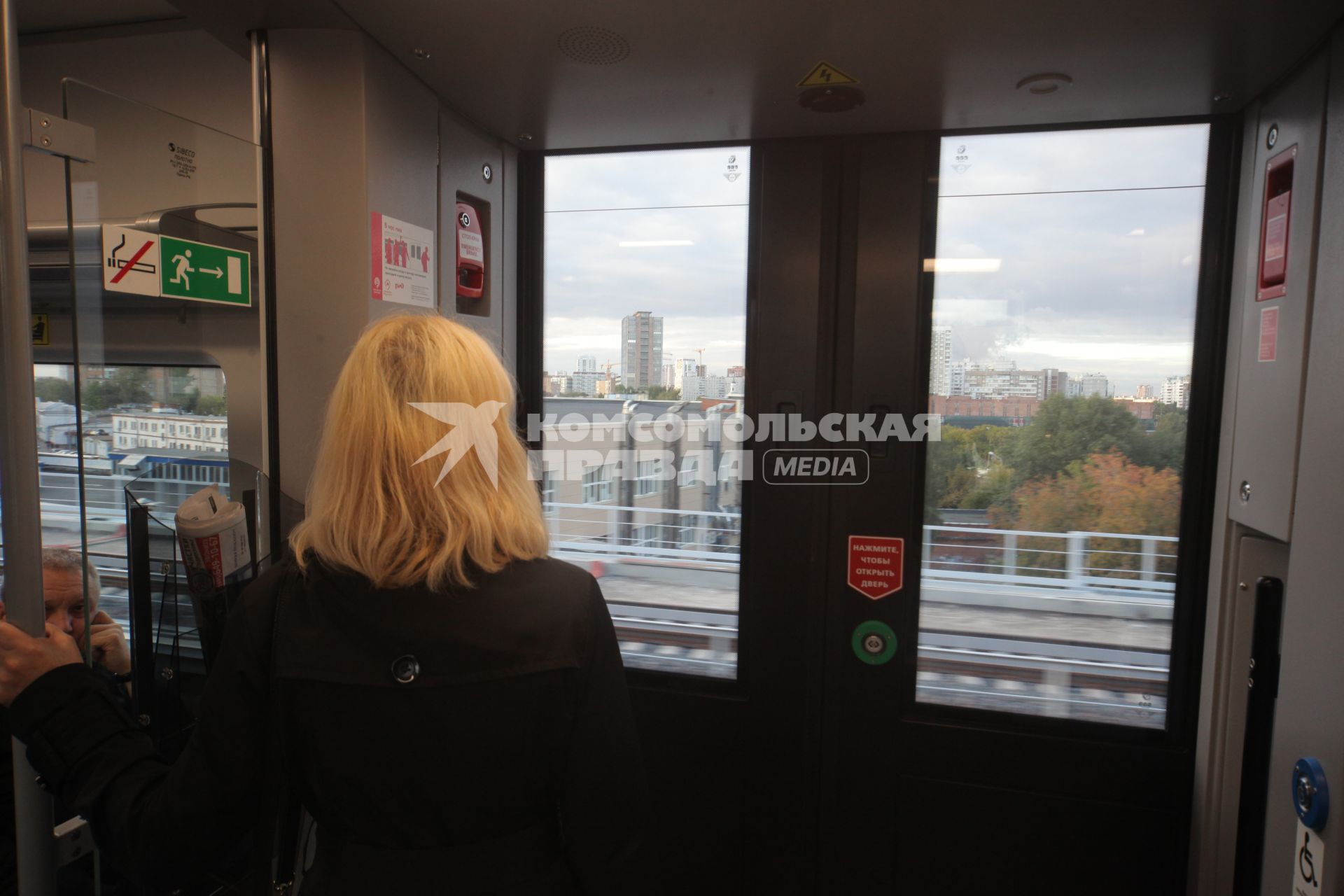 Москва. В вагоне поезда на Московском центральном кольце (МЦК).