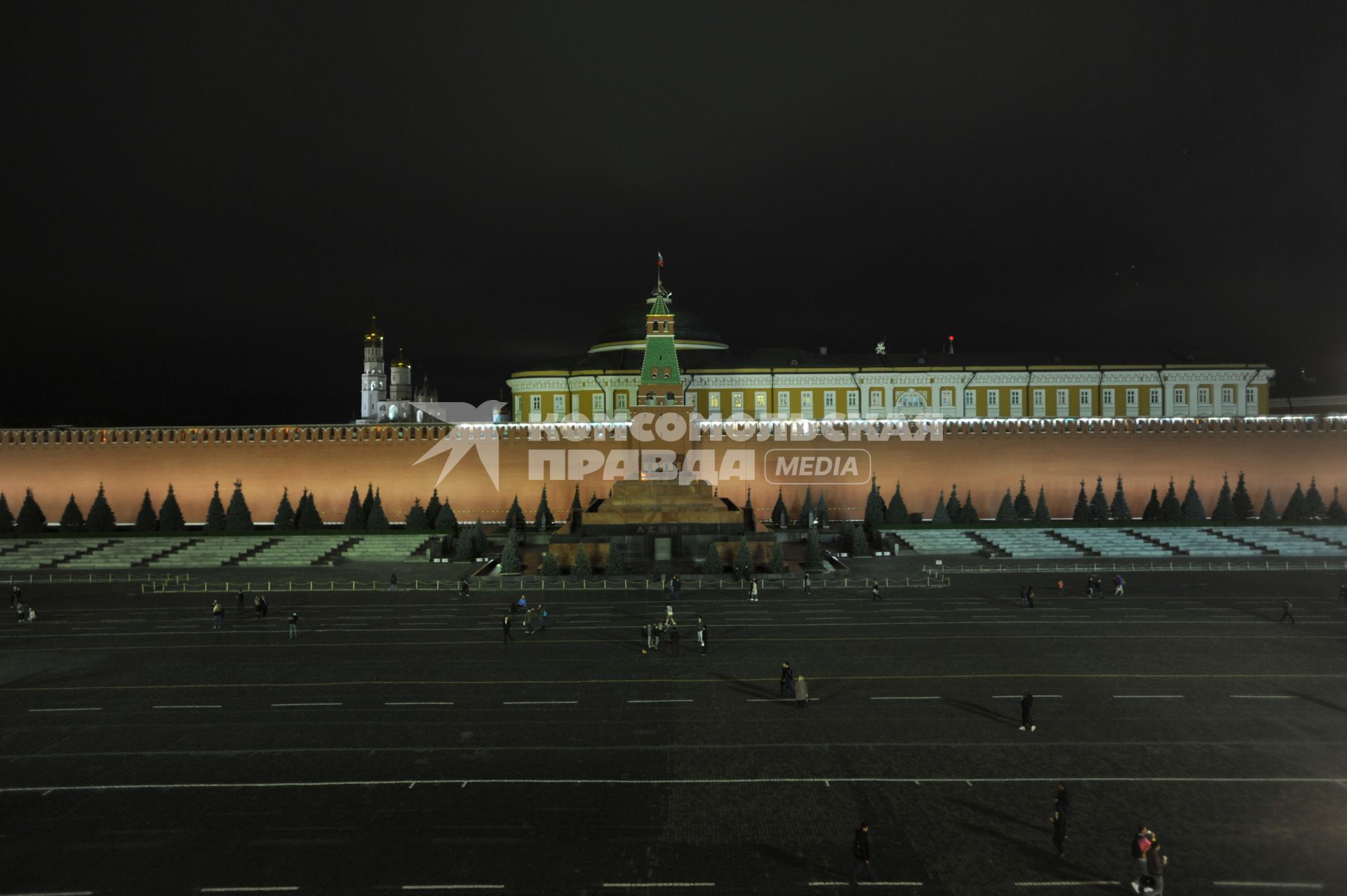 Москва.  Вид с ГУМа на Красную площадь и Кремль.