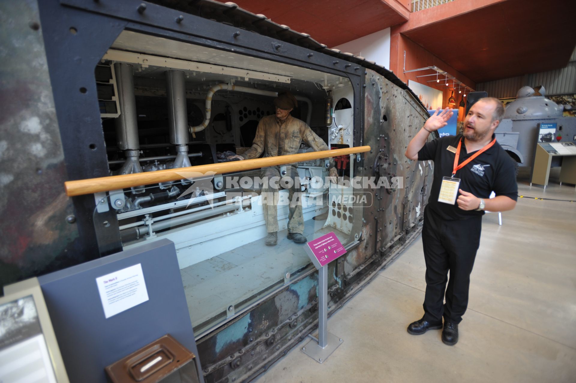 Англия. Лондон. Экскурсовод  демонстрирует один из первых танков Mark  в музее танков в Бовингтоне.