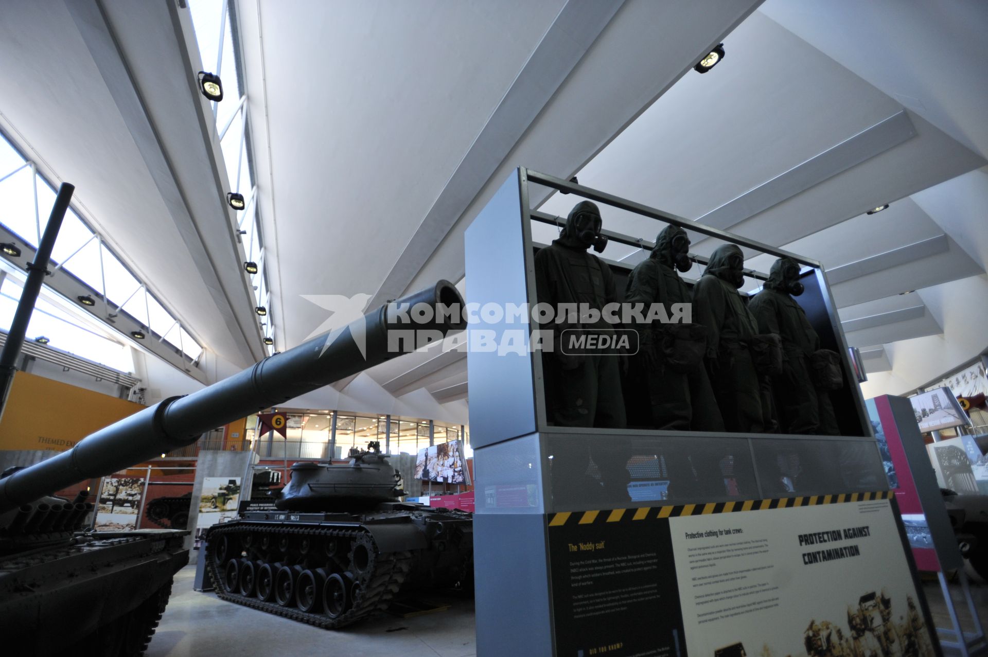 Англия. Лондон.  В одном из залов  музея танков в Бовингтоне.