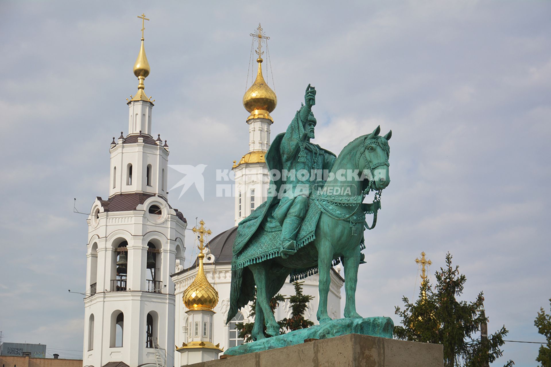 Орел. Первый в России памятник царю  Ивану Грозному, основателю города,  установленный возле Богоявленского собора на стрелке слияния рек Оки и Орлика.