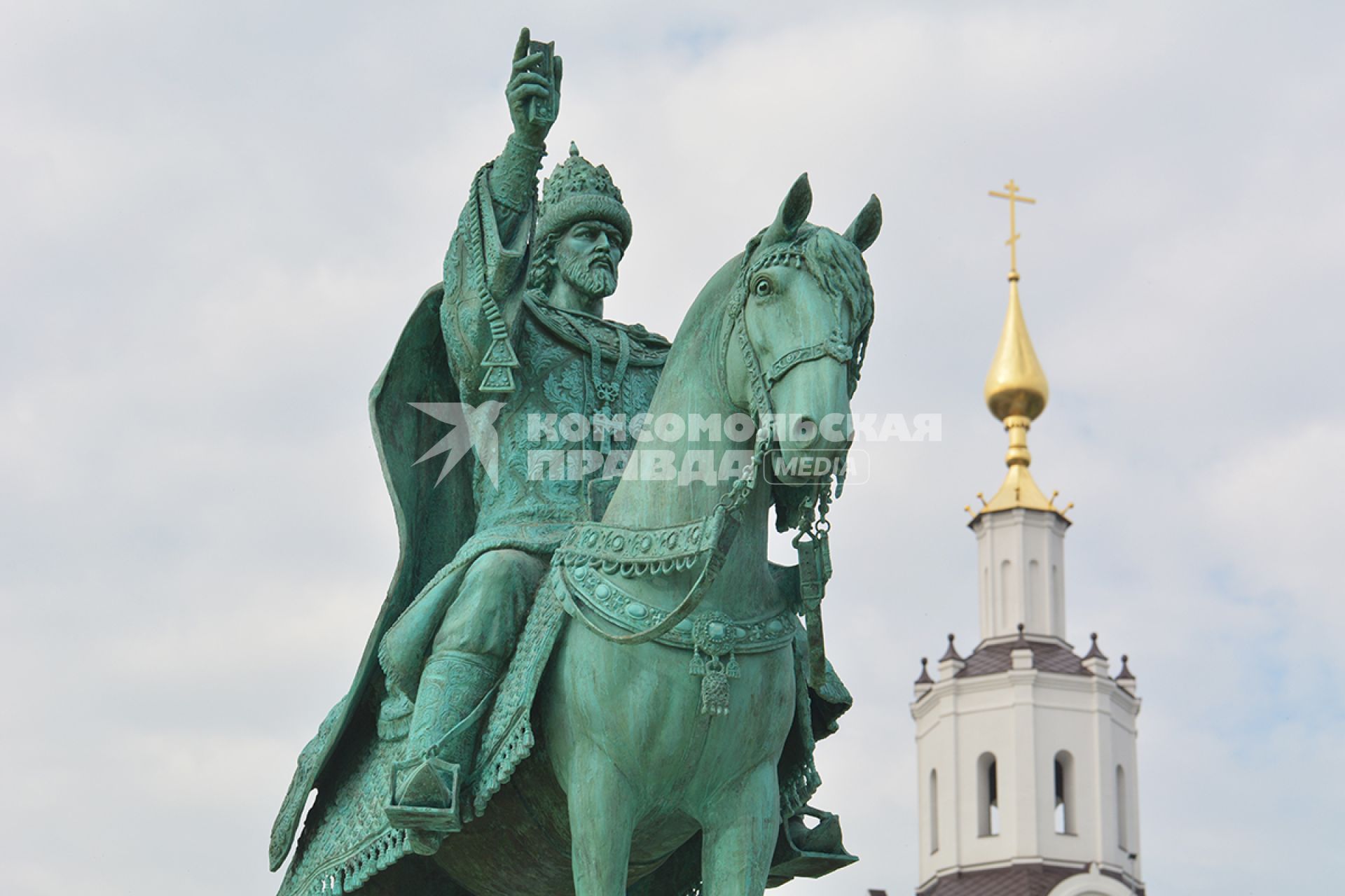 Орел. Первый в России памятник царю  Ивану Грозному, основателю города,  установленный возле Богоявленского собора на стрелке слияния рек Оки и Орлика.