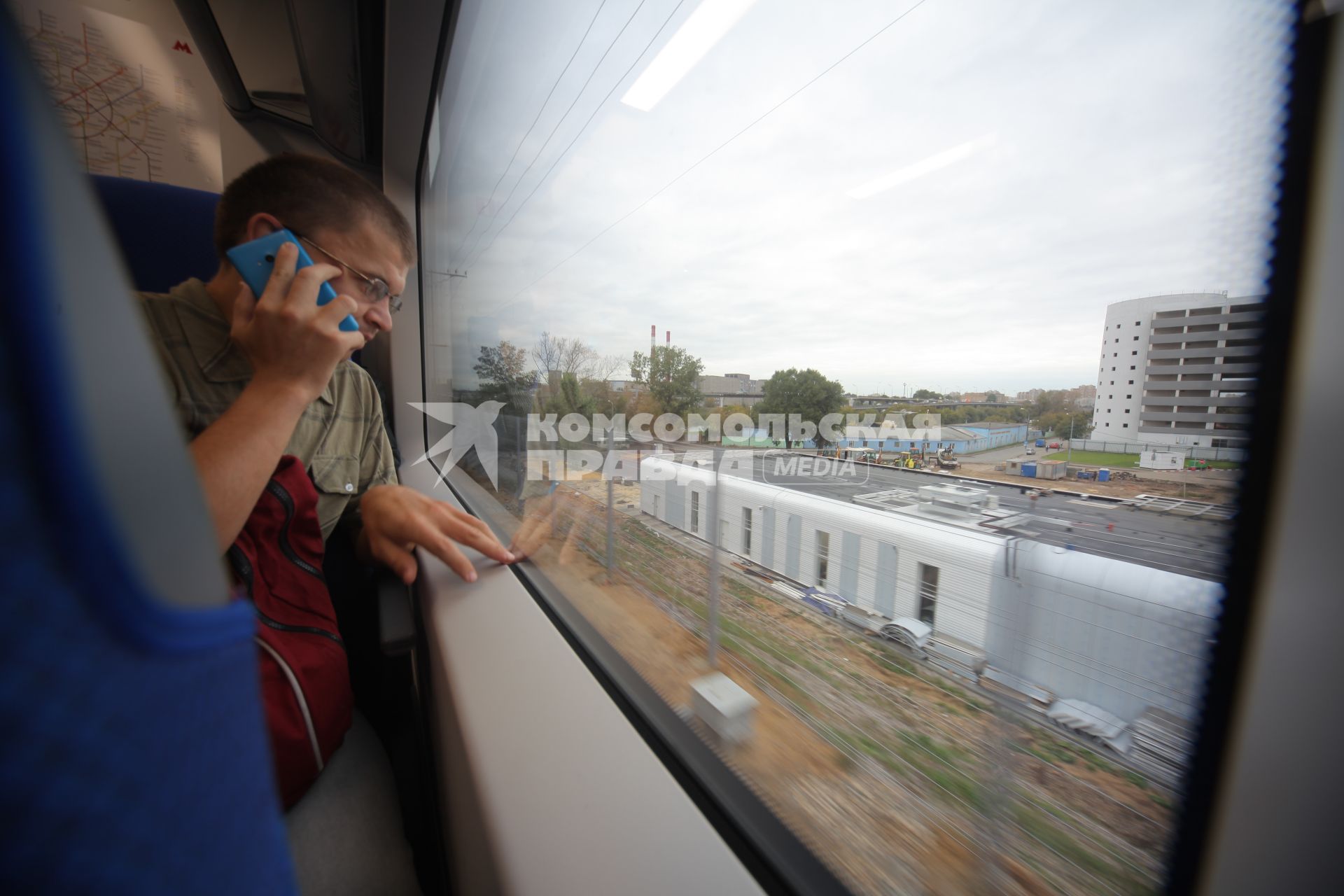 Москва. Пассажиры в вагоне поезда на Московском центральном кольце (МЦК).