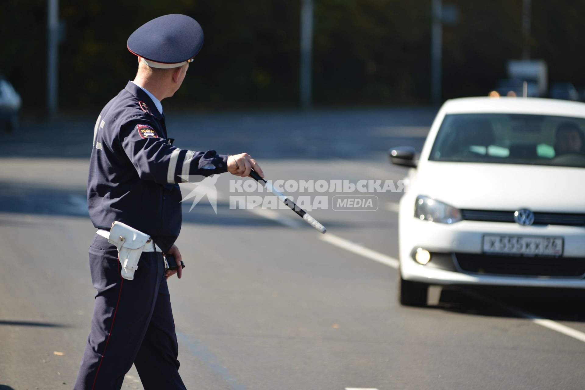 Ставрополь.   Сотрудник  ДПС  останавливает  машину на дороге.