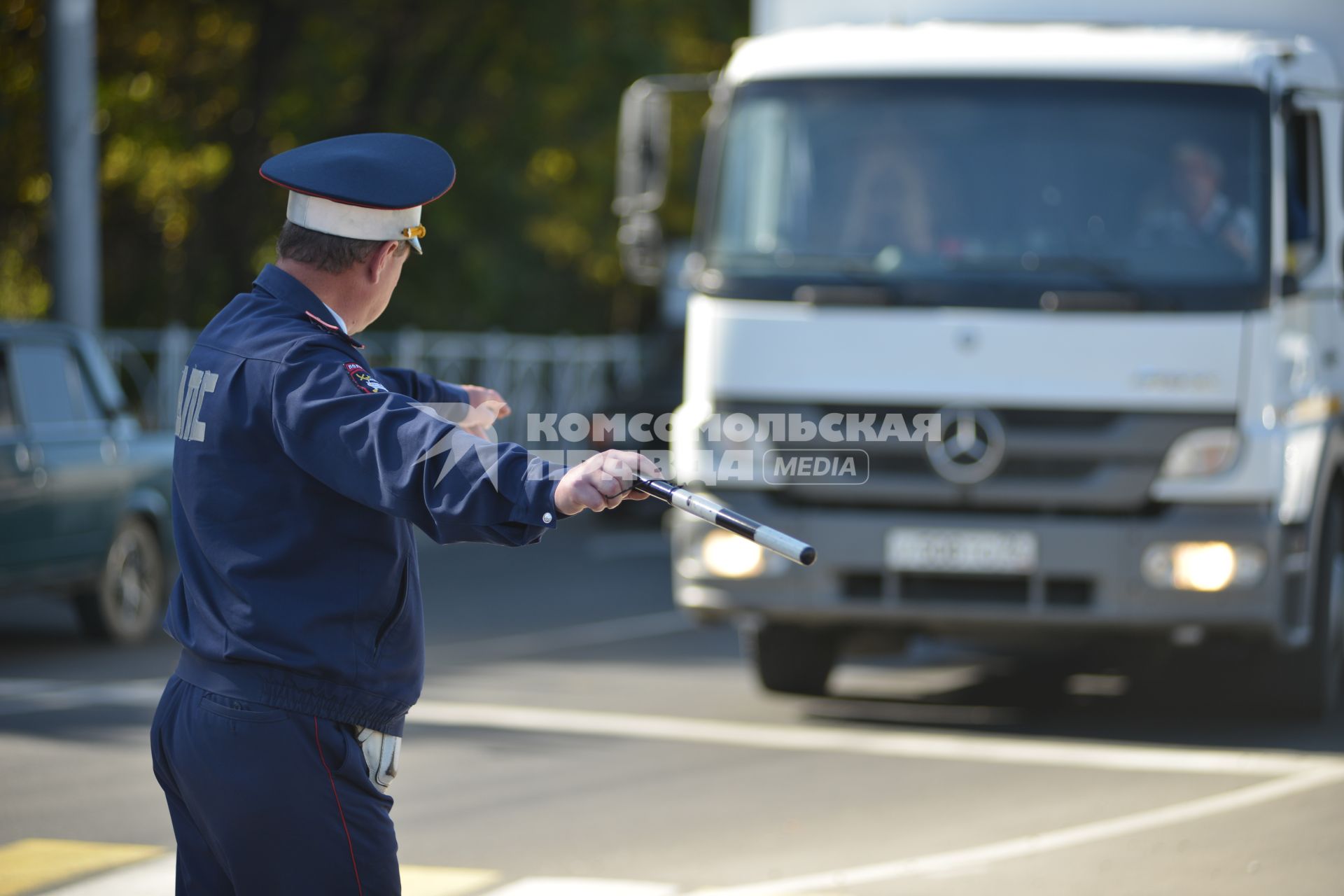 Ставрополь.   Сотрудник  ДПС  останавливает  машину на дороге.