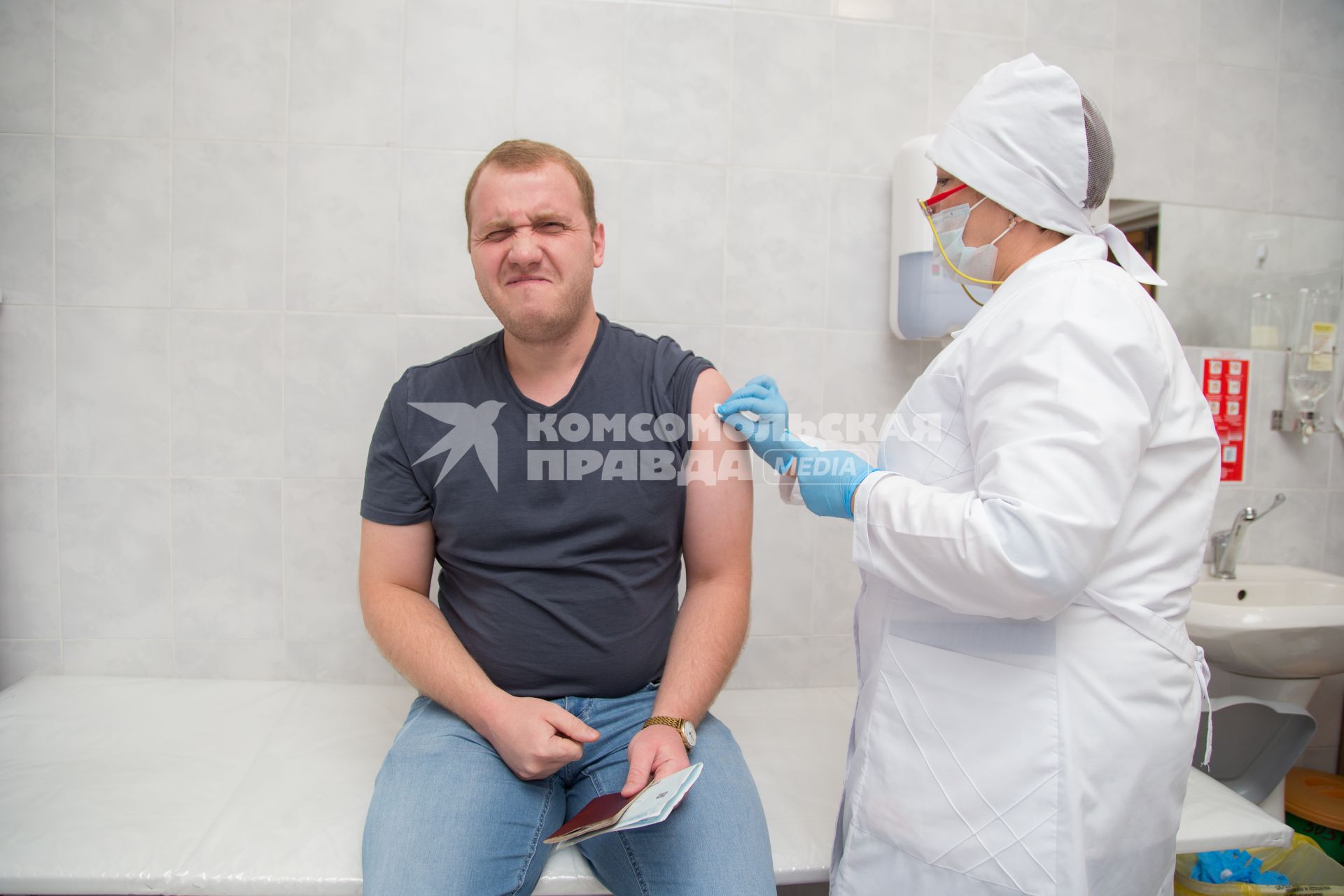 Челябинск. Мужчине в поликлиннике делают прививку от гриппа.