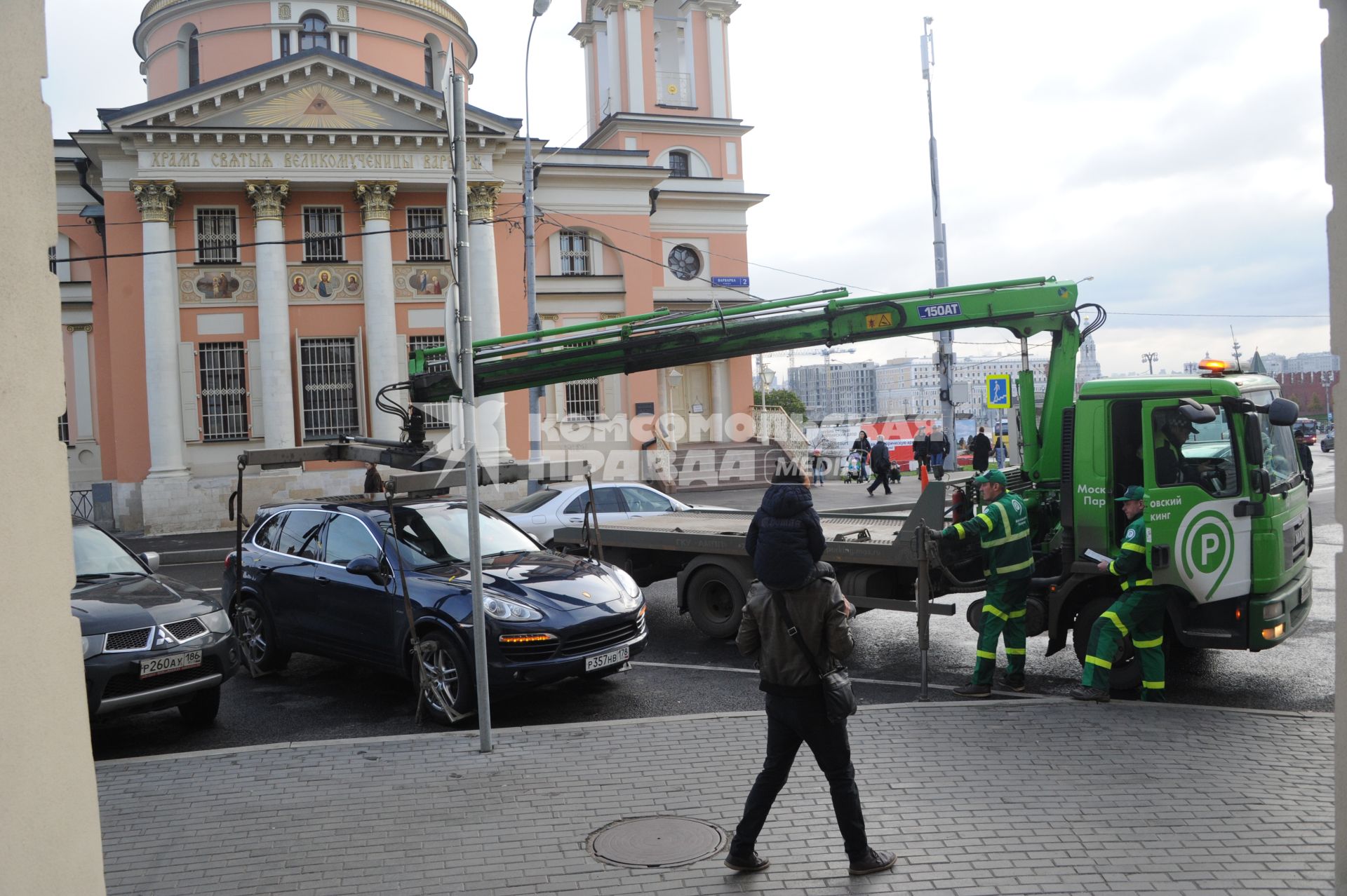 Москва. Эвакуация  машины PORSCHE на улице Варварка.