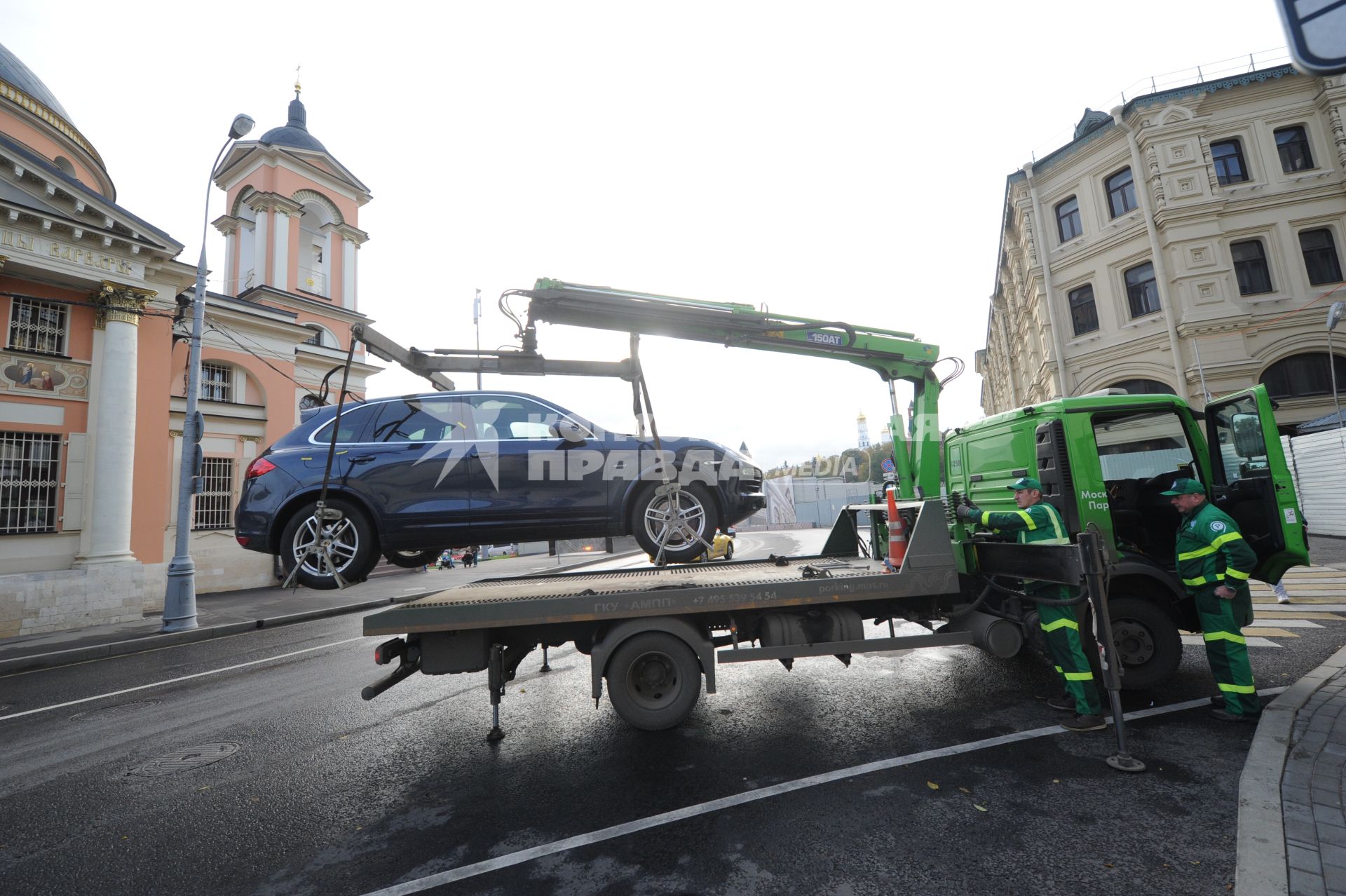 Москва. Эвакуация  машины PORSCHE на улице Варварка.