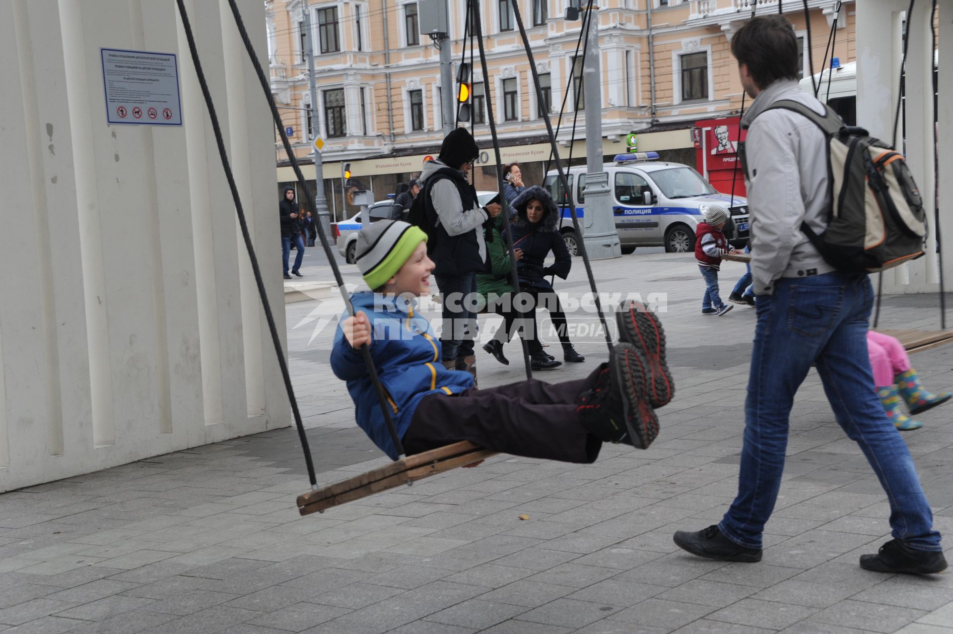 Москва. Мальчик качается  на качелях на Триумфальной площади.