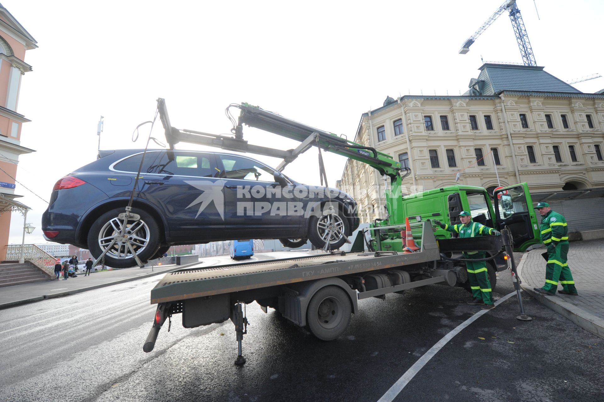 Москва. Эвакуация  машины PORSCHE на улице Варварка.