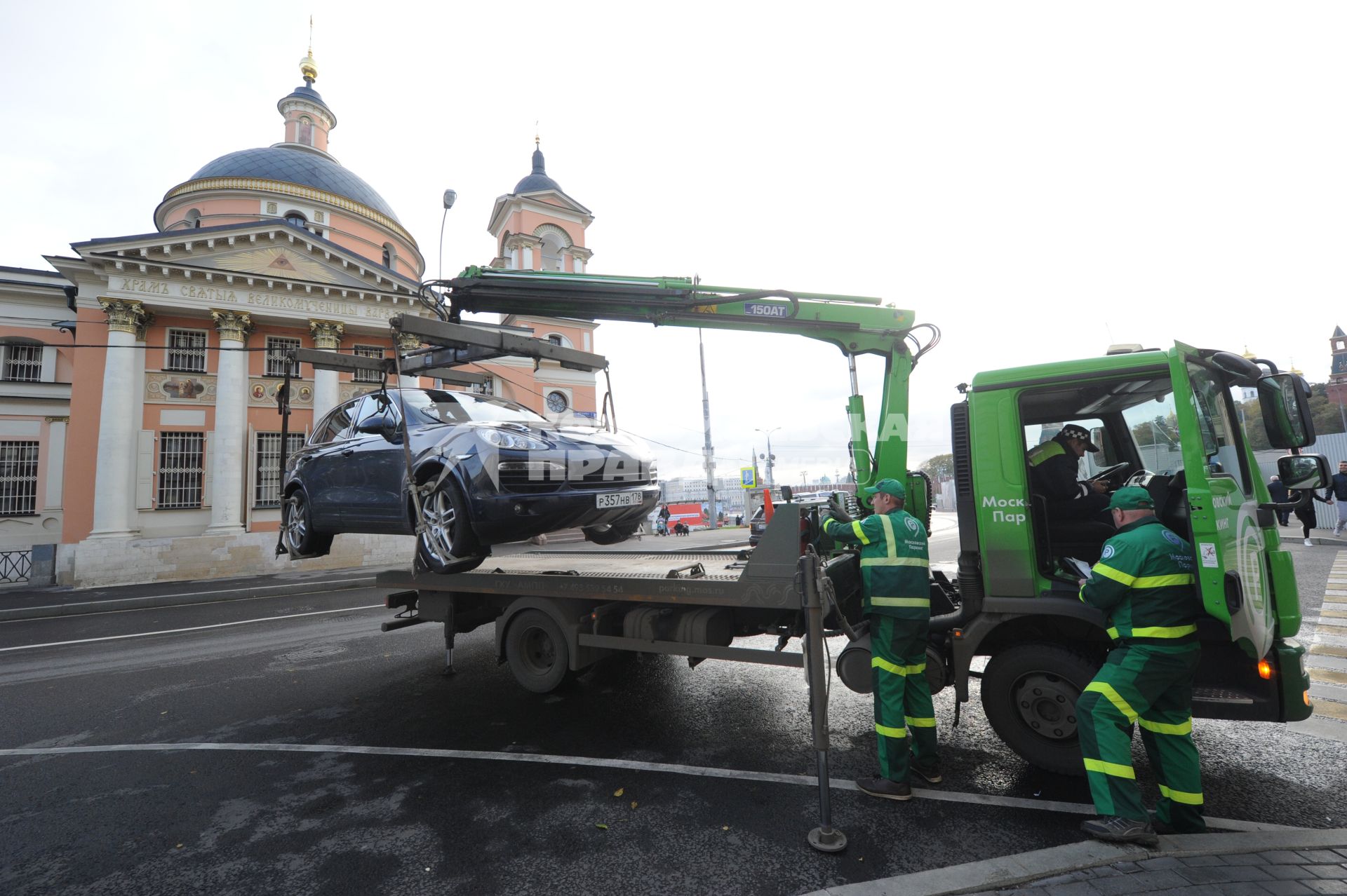 Москва. Эвакуация  машины PORSCHE на улице Варварка.