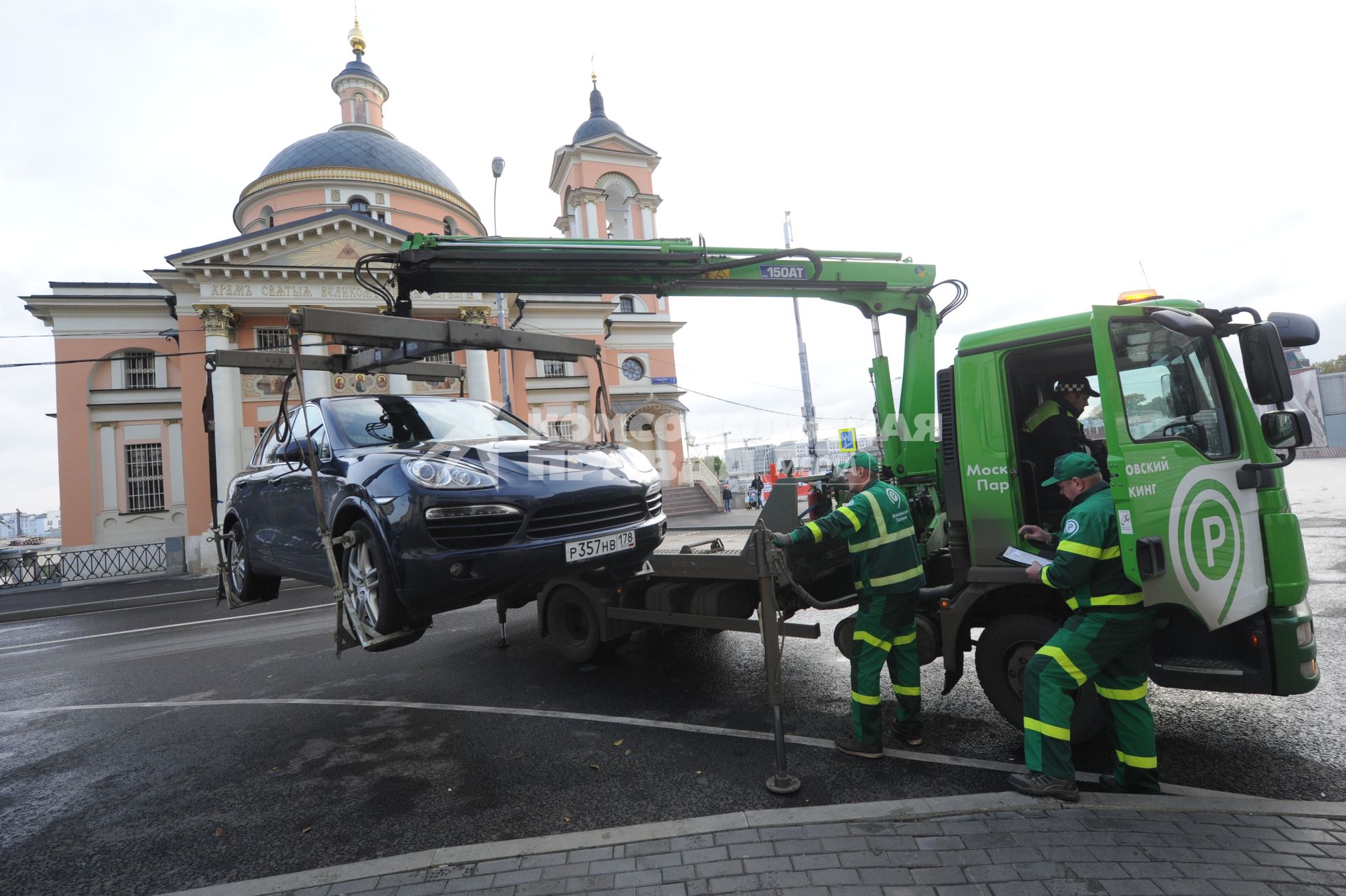 Москва. Эвакуация  машины PORSCHE на улице Варварка.