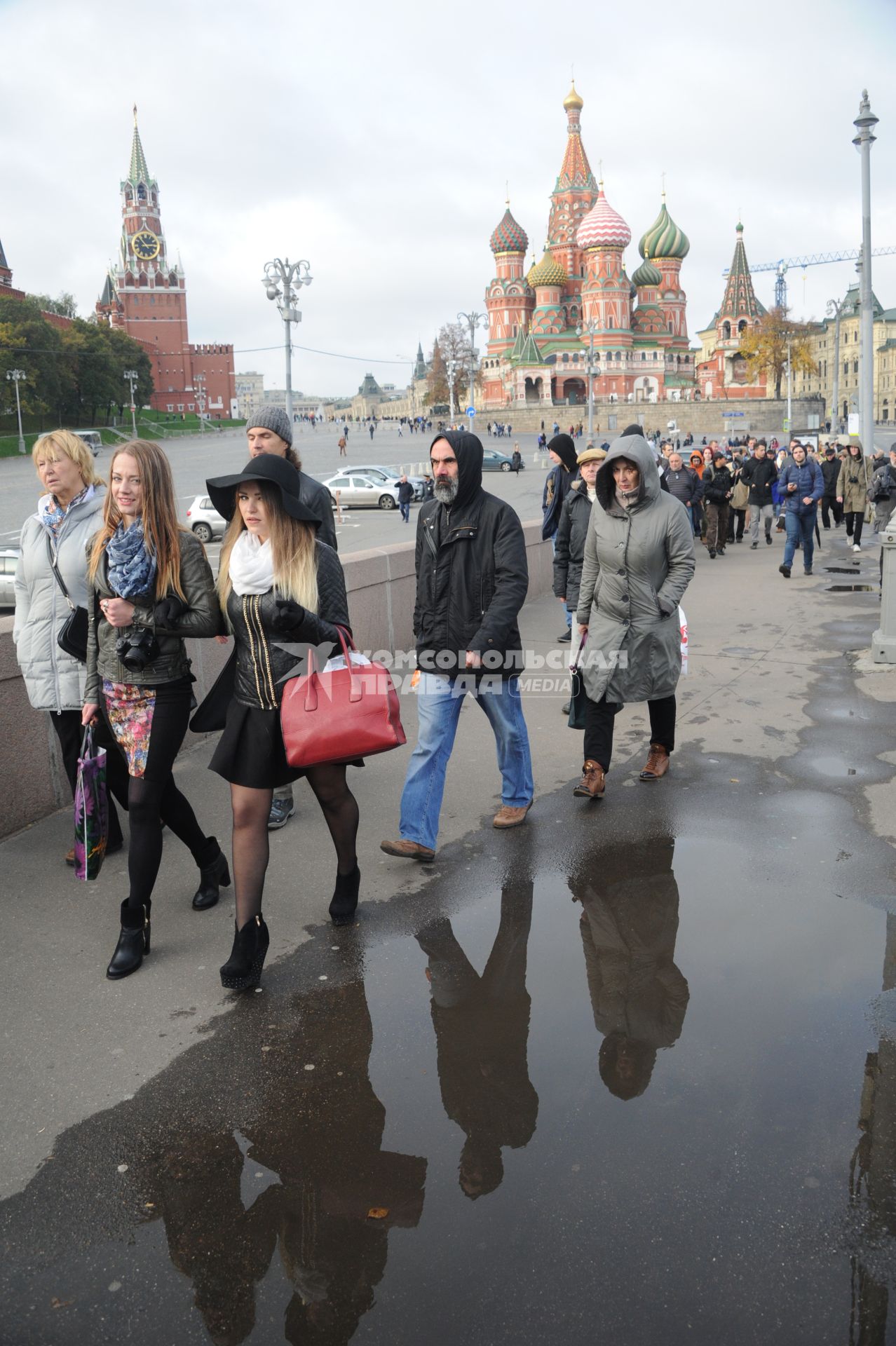 Москва. Люди идут по Большому Москворецкому мосту.