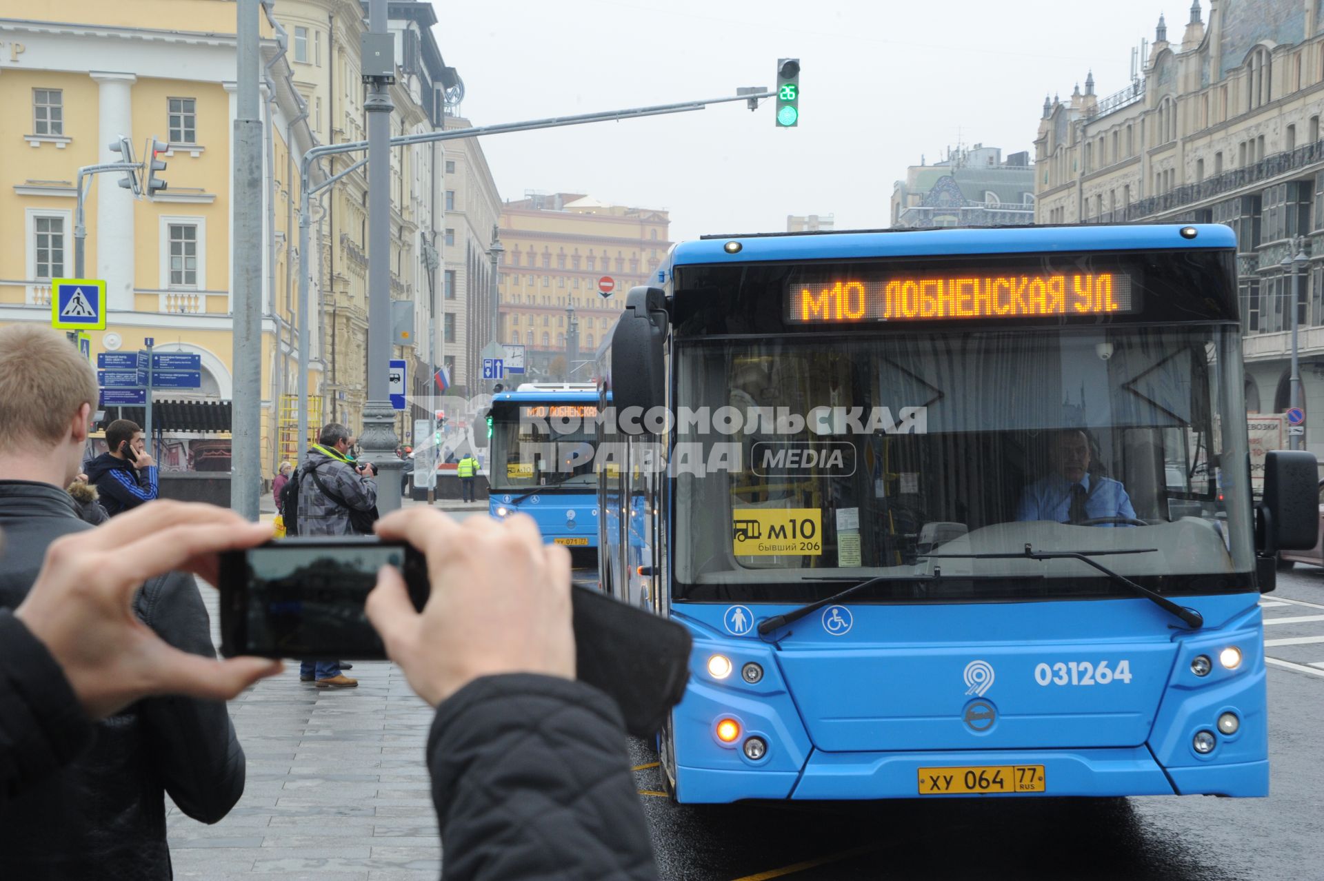 Москва. Автобус новой маршрутной сети наземного транспорта `Магистраль` на остановке общественного транспорта `Театральная площадь` у Большого театра.