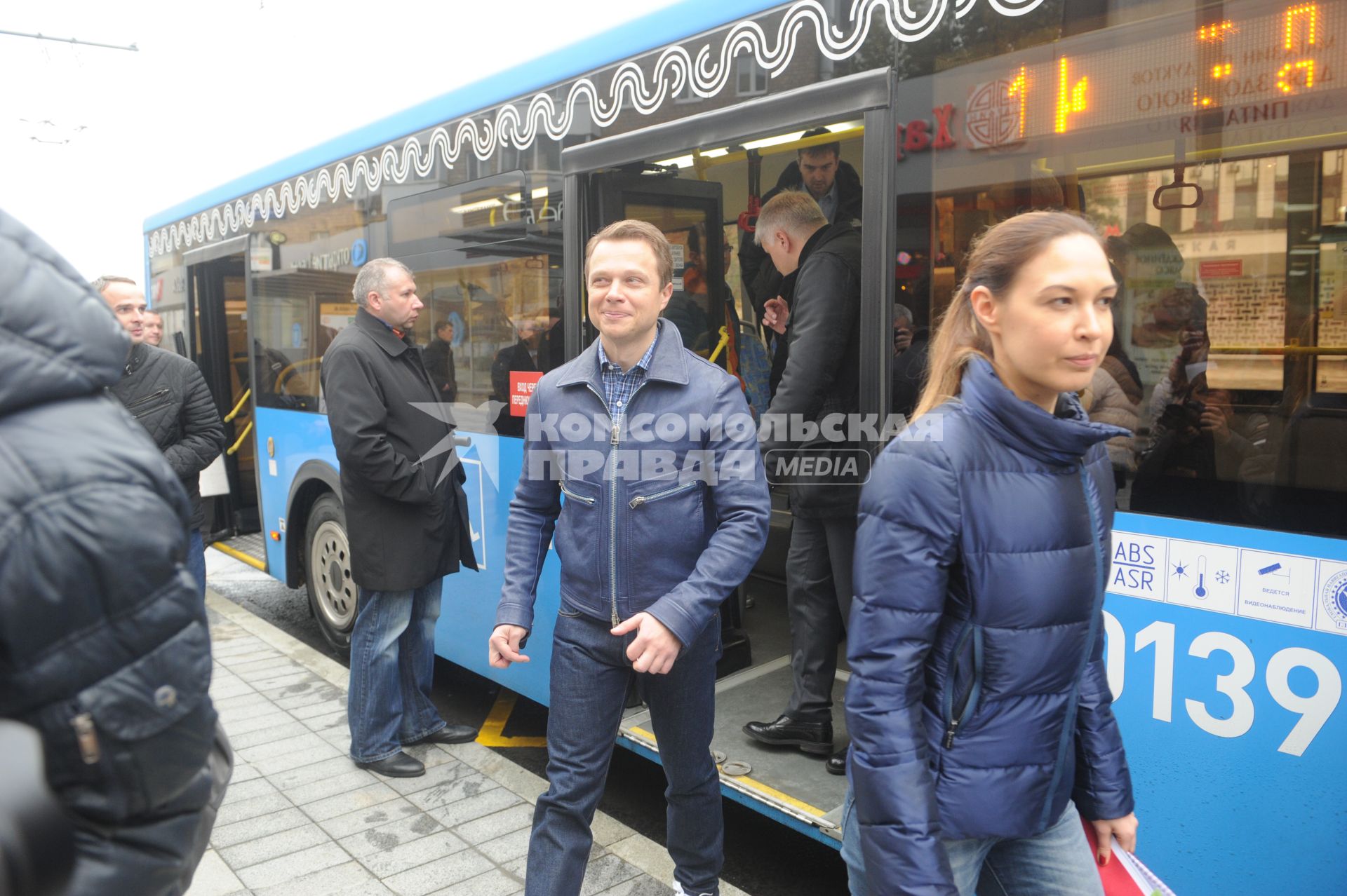 Москва. Руководитель департамента транспорта Москвы Максим Ликсутов (в центре) во время запуска новой маршрутной сети наземного транспорта `Магистраль`.