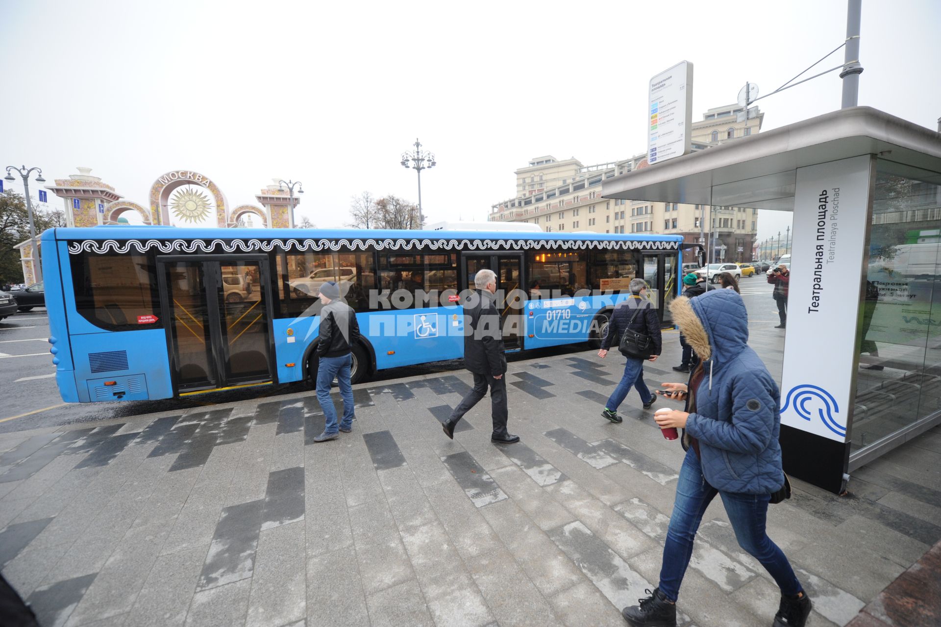 Москва. Автобус новой маршрутной сети наземного транспорта `Магистраль` на остановке общественного транспорта `Театральная площадь` у Большого театра.