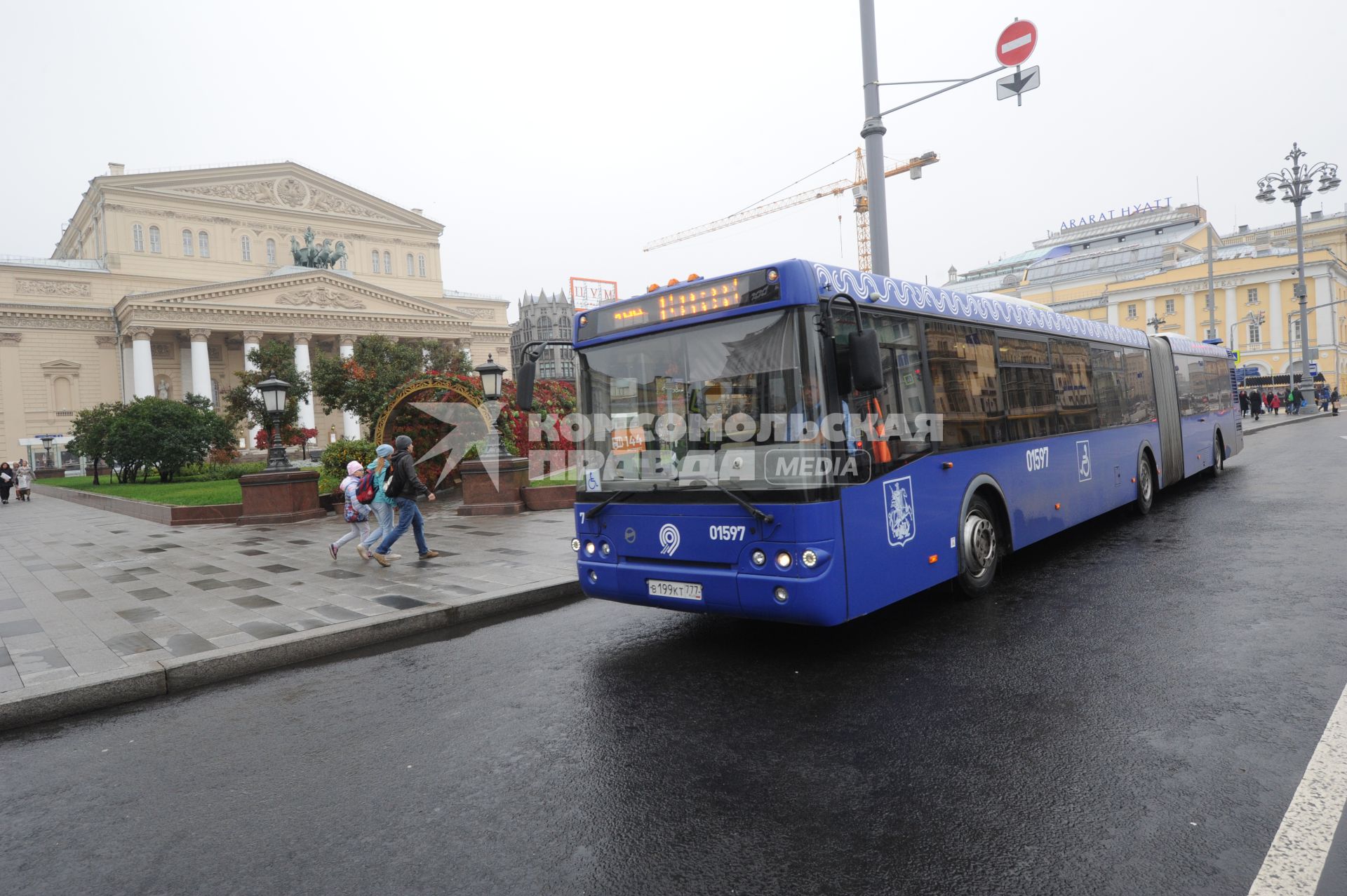 Москва. Автобус новой маршрутной сети наземного транспорта `Магистраль` на остановке общественного транспорта `Театральная площадь` у Большого театра.