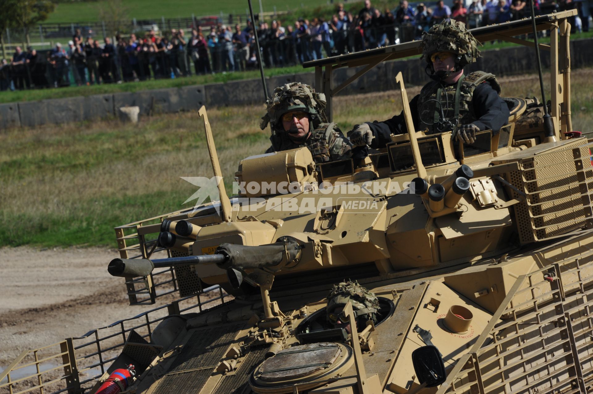 Англия. Лондон. Парад  современной военной техники  английских вооруженных сил  на полигоне в музее танков в Бовингтоне.