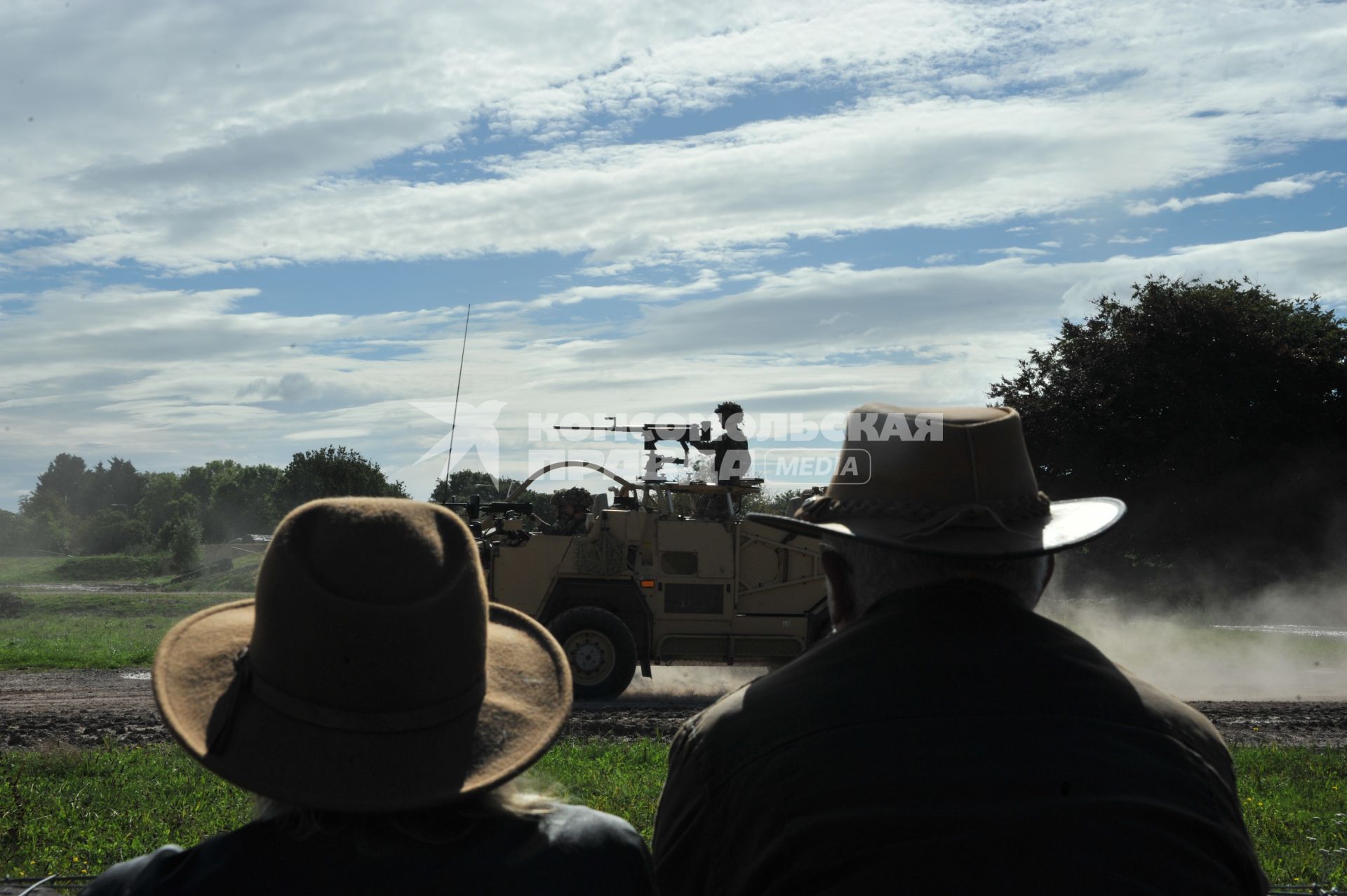 Англия. Лондон. Посетители наблюдают за  парадом современной военной техники  английских вооруженных сил  на полигоне в музее танков в Бовингтоне.