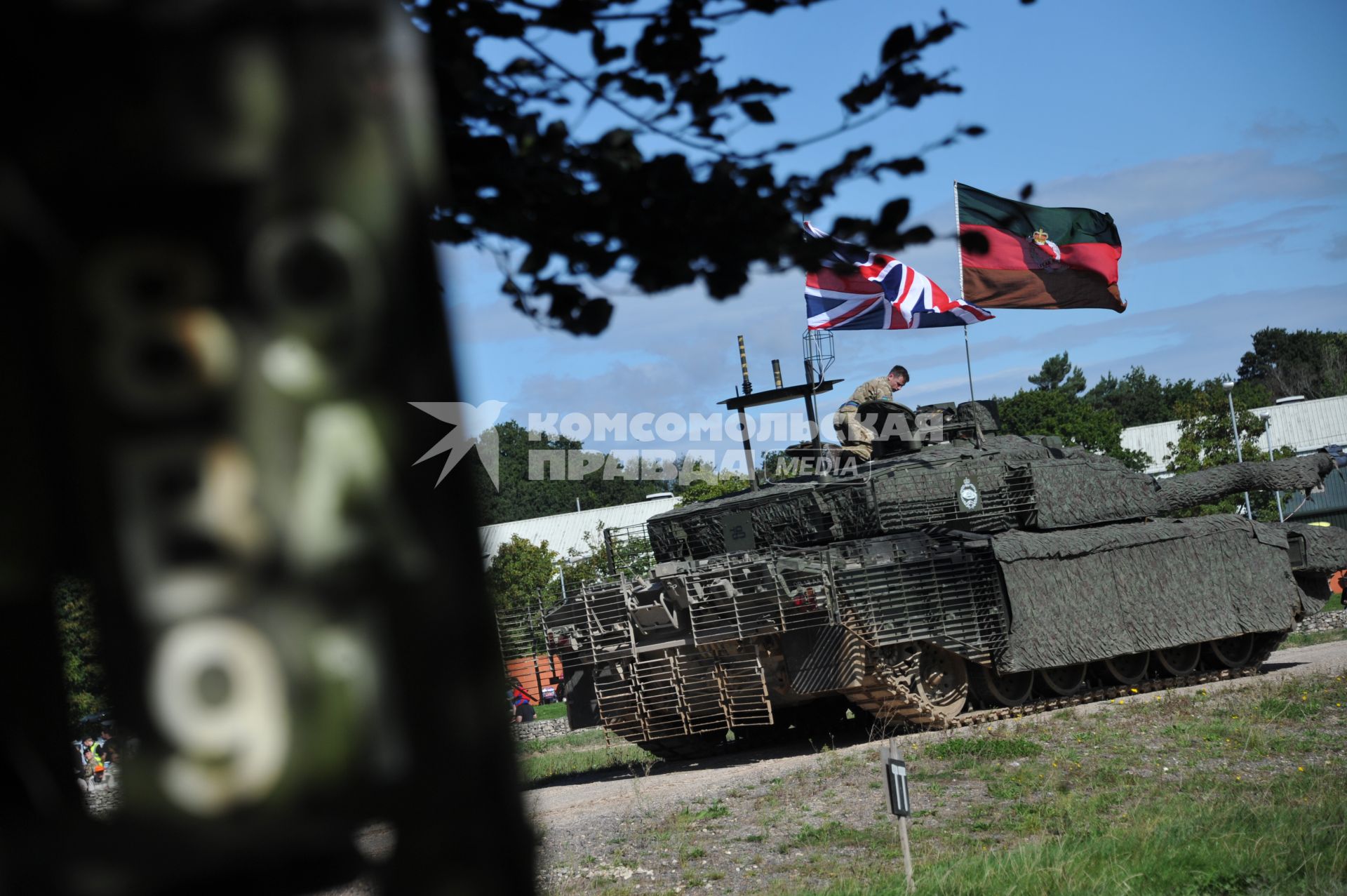 Англия. Лондон. Парад  современной военной техники  английских вооруженных сил  на полигоне в музее танков в Бовингтоне.