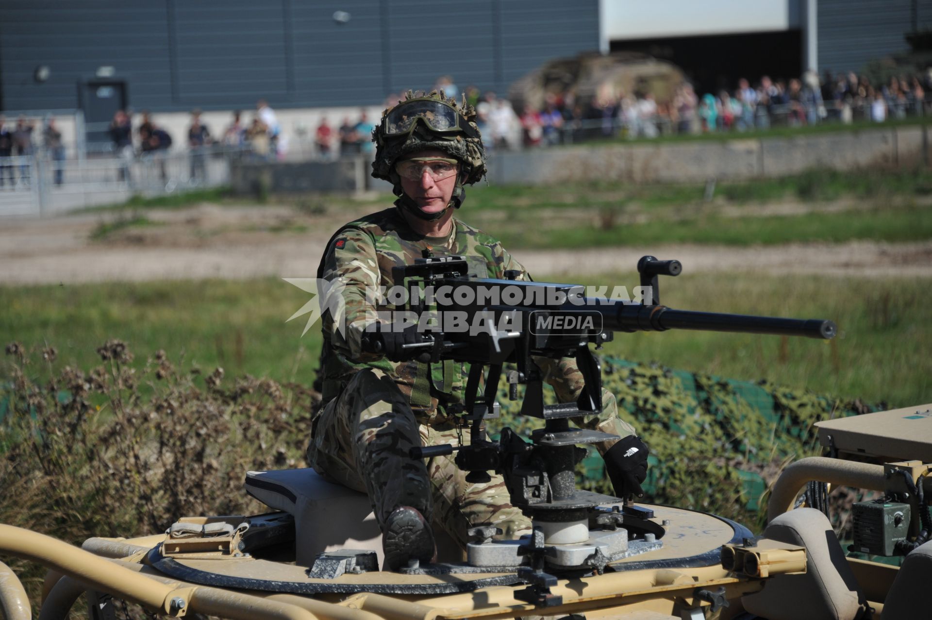 Англия. Лондон. Парад  современной военной техники  английских вооруженных сил  на полигоне в музее танков в Бовингтоне.