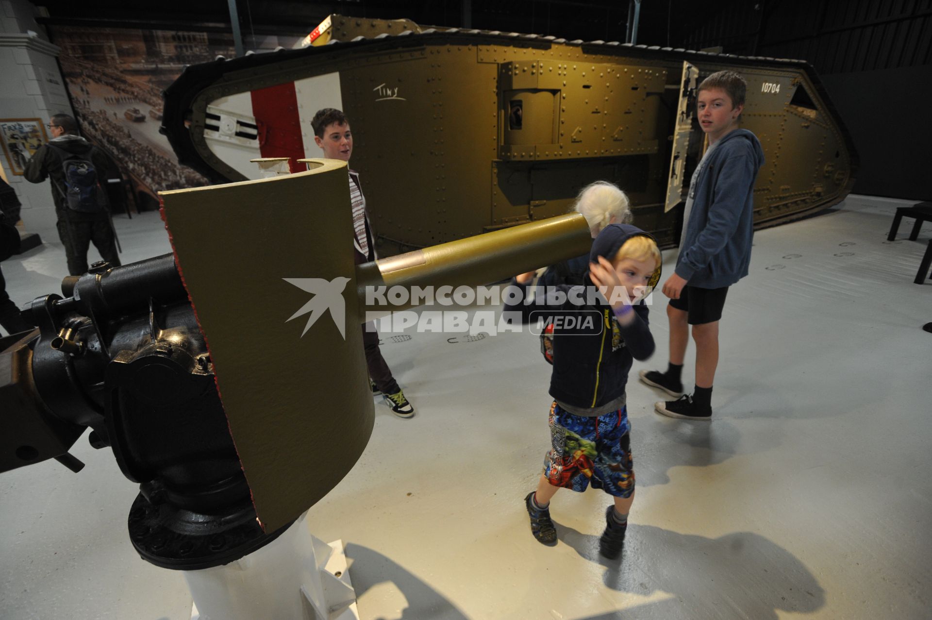 Англия. Лондон. Дети рассматривают оружие  времен  Первой Мировой войны в музее танков в Бовингтоне.